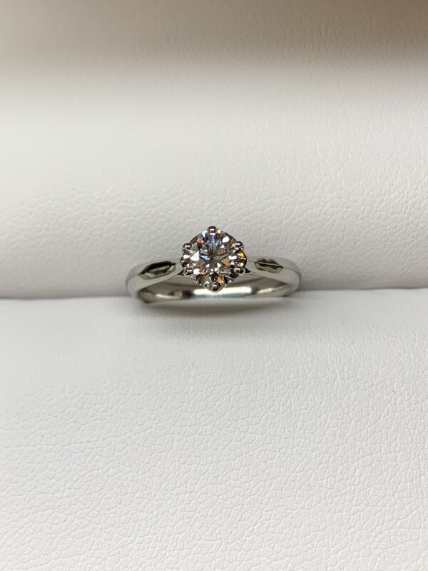 ハイブレードなダイヤモンドの婚約指輪