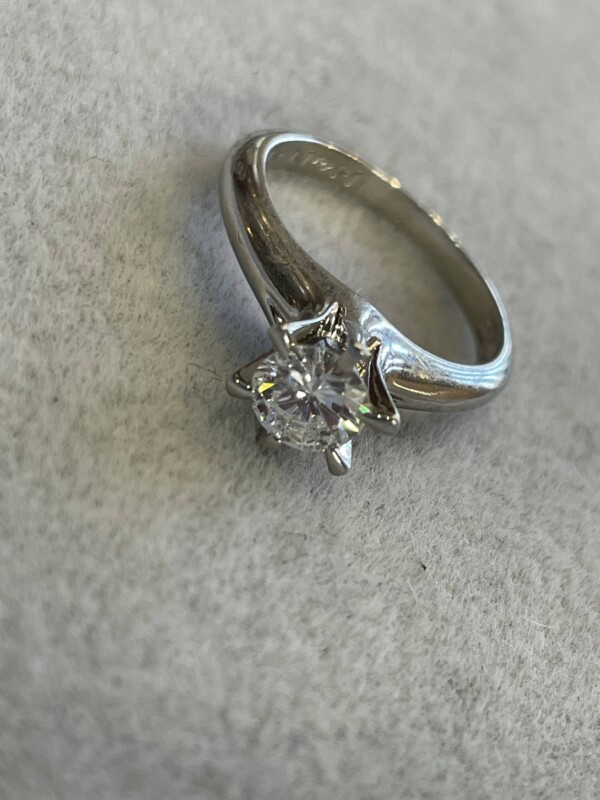 立爪のダイヤモンドの指輪
