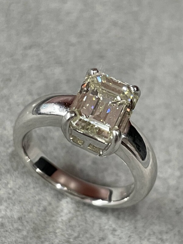 エメラルドカットのダイヤモンドの指輪