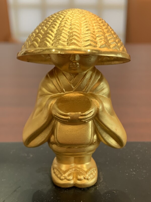 純金　K24　999　托鉢する僧侶の像
