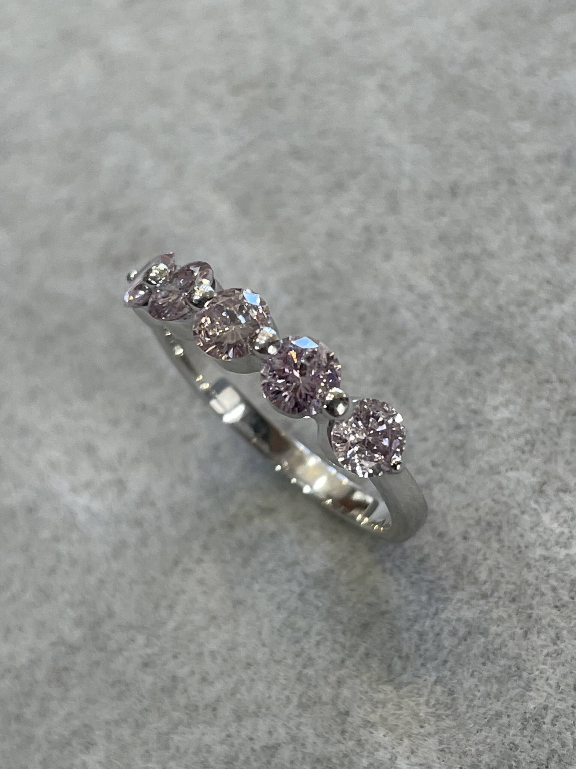 天然ピンクダイヤモンドの5ピースダイヤモンドの一文字の指輪