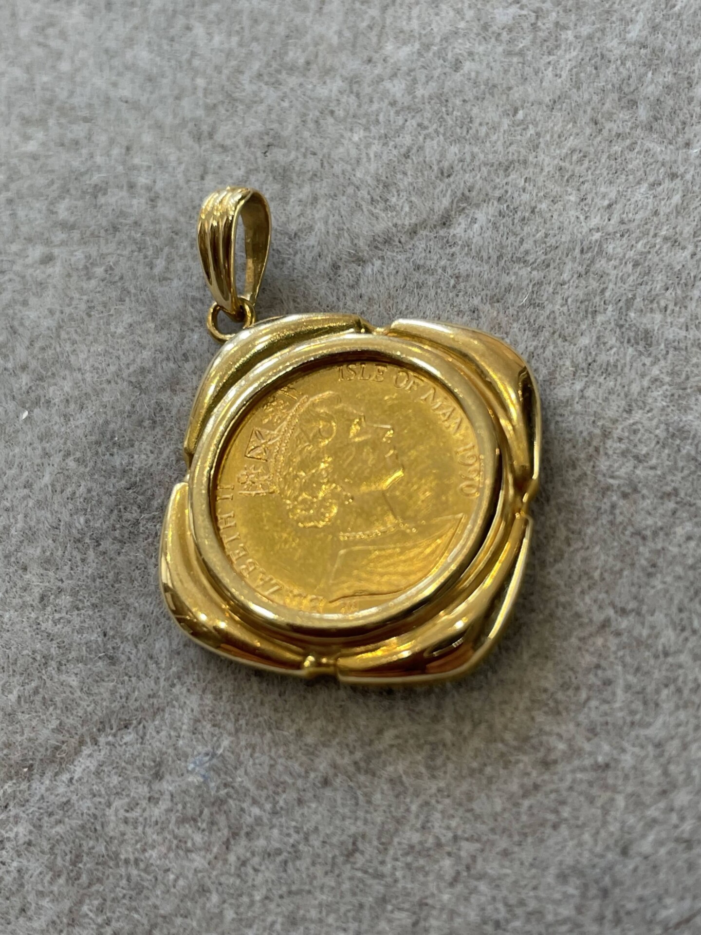 Isle of Man pure gold coin pendant top
