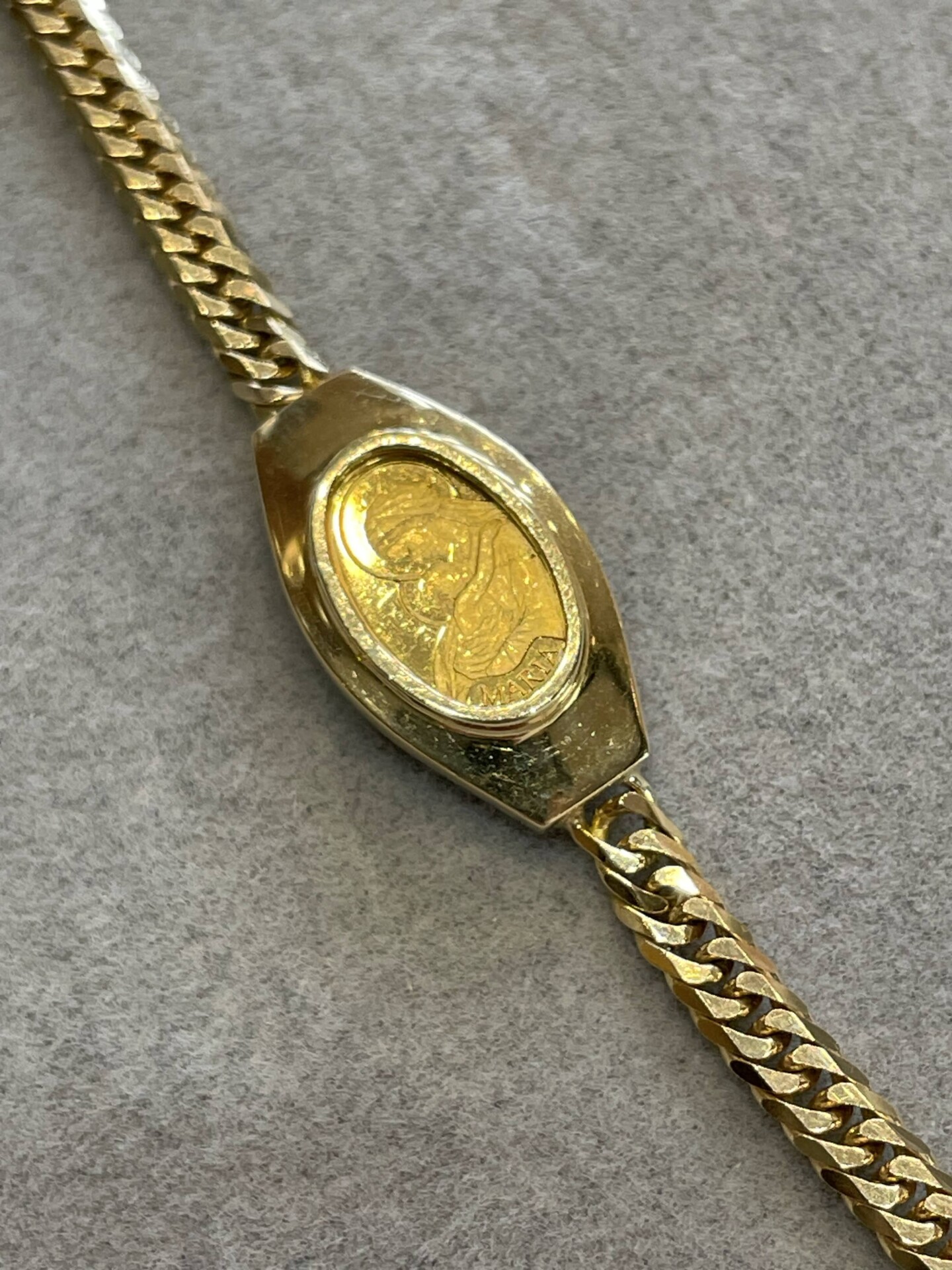 Gold bracelet na may ingot plate ng estatwa ni Mary na gawa ng Swiss Bank