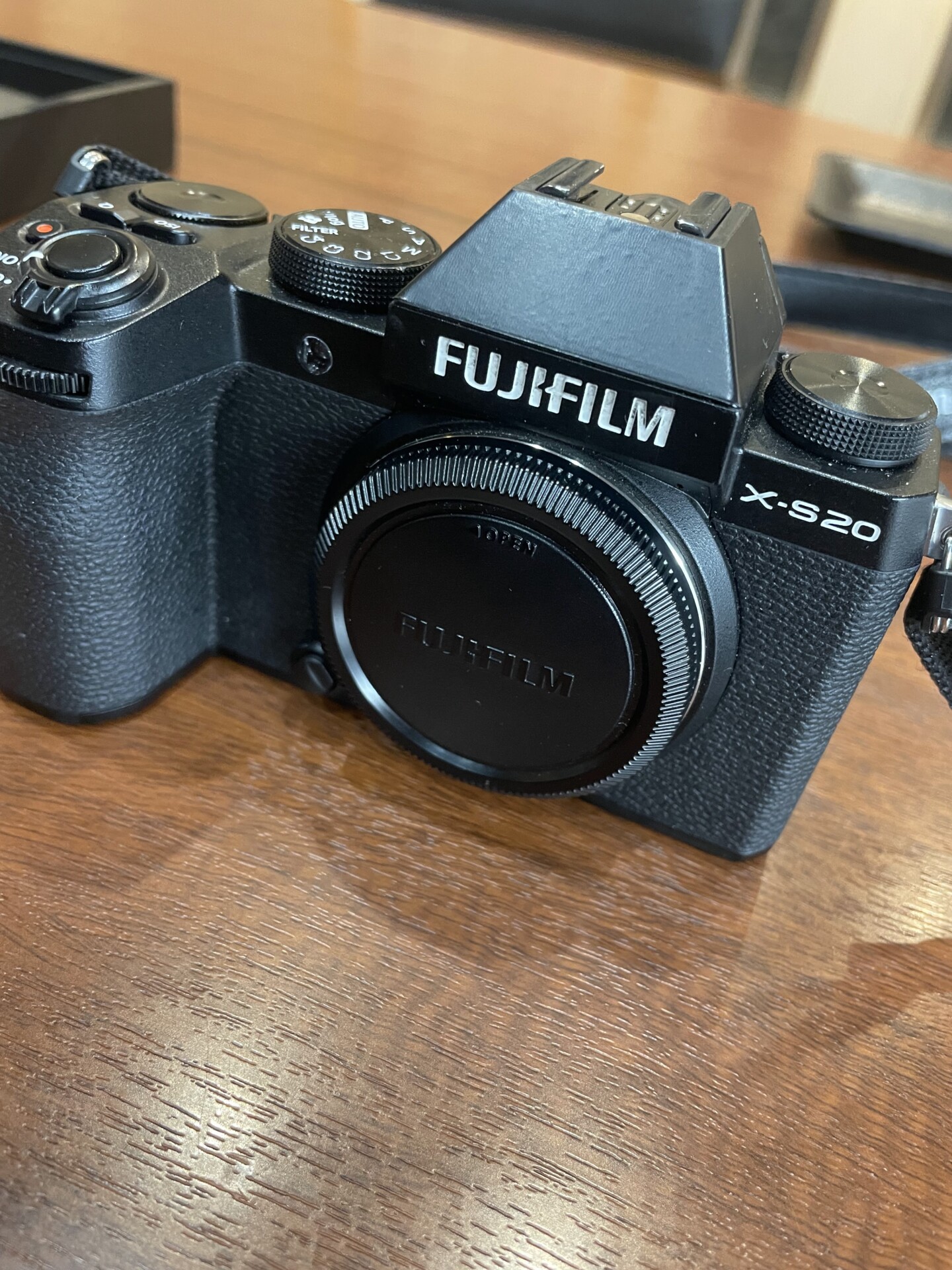 富士フイルムの最新ミラーレスデジタルカメラ「X-S20」
