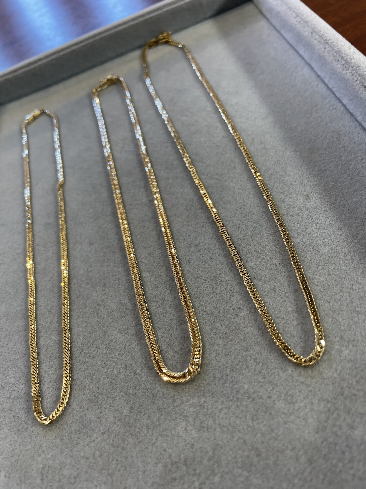 18-karat gold necklaces, such as Kihei chains, can be used for pawning.