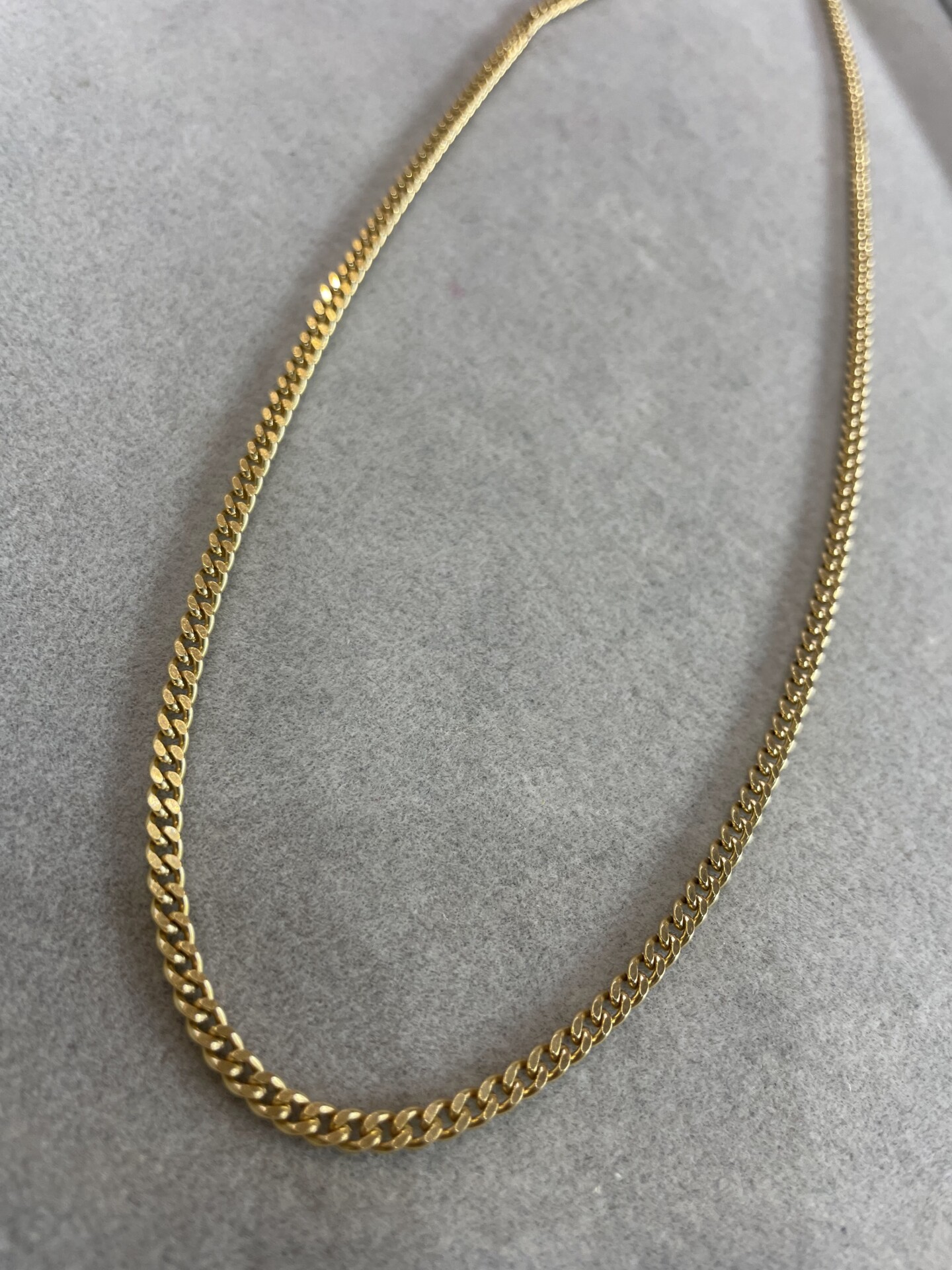 A two-sided 18k gold curb chain necklace