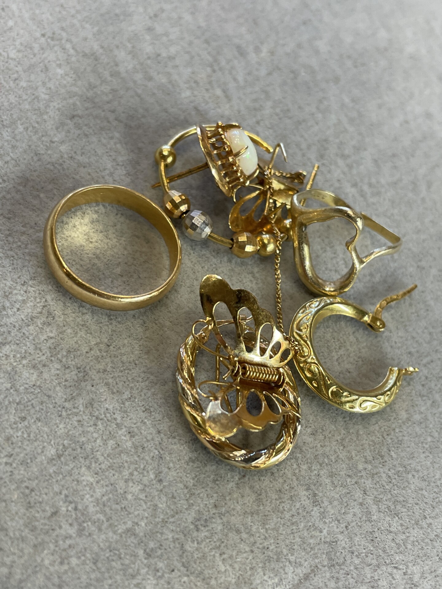 An 18K gold earring with only one side remaining, or a necklace that is broken or damaged.