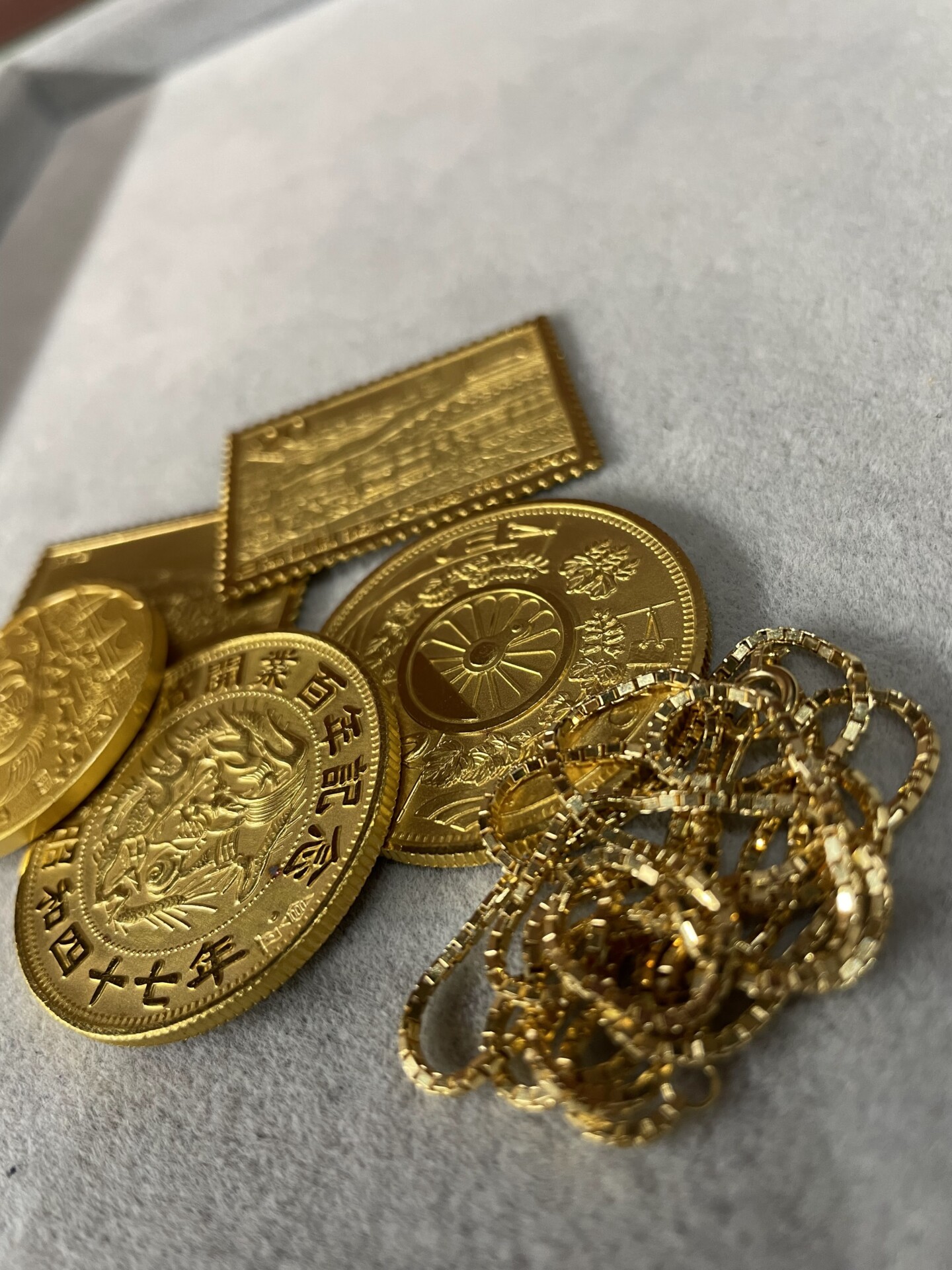 Commemorative medals, commemorative stamps, necklaces, and other items made of 18-karat gold.