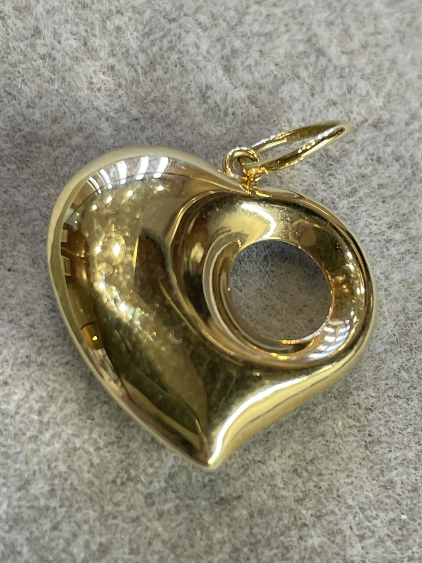 18K engraved heart motif pendant