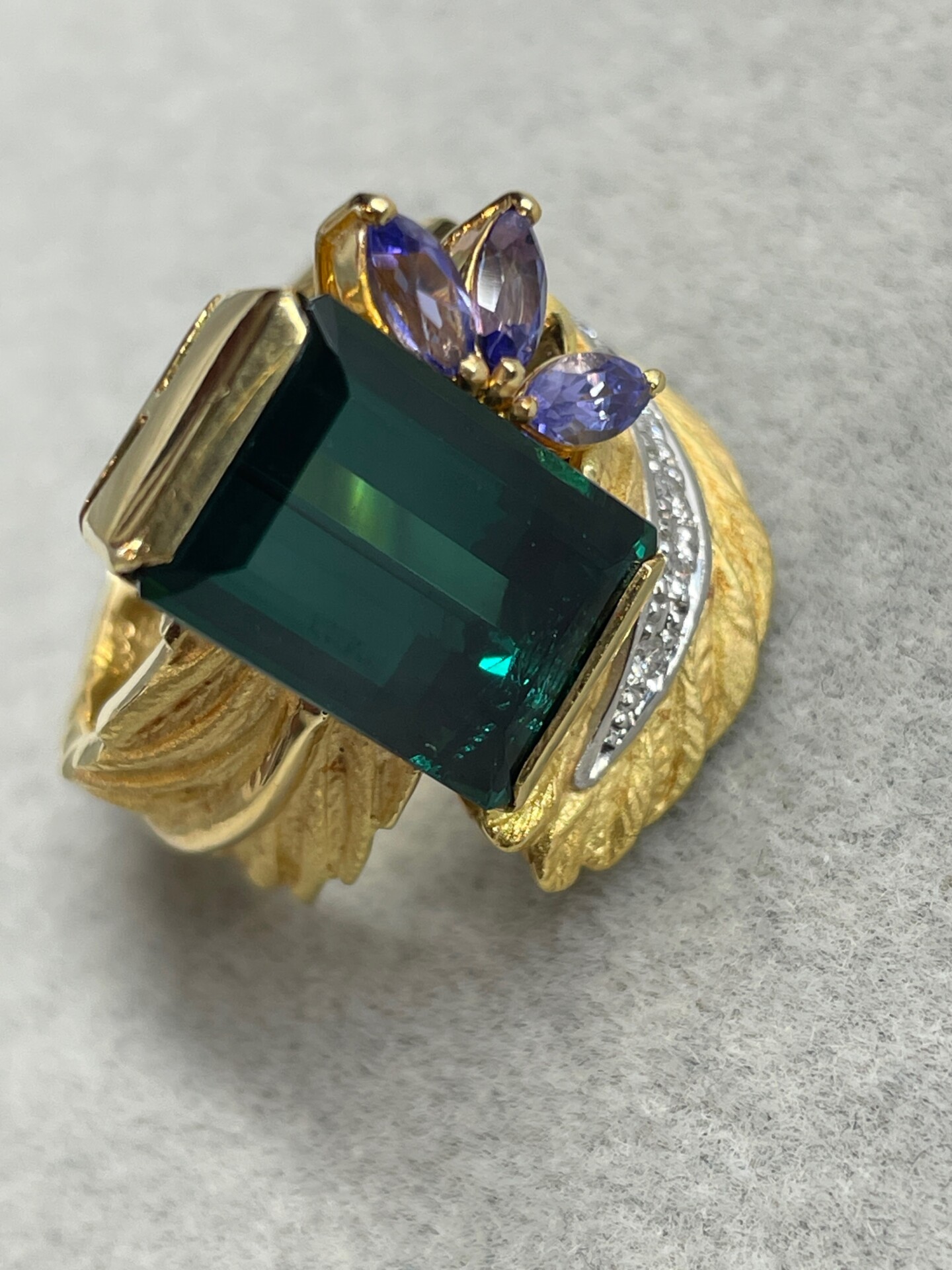大きなグリーントルマリンをつかいタンザナイト、ダイヤモンドを使ったジュエリー作家のリング