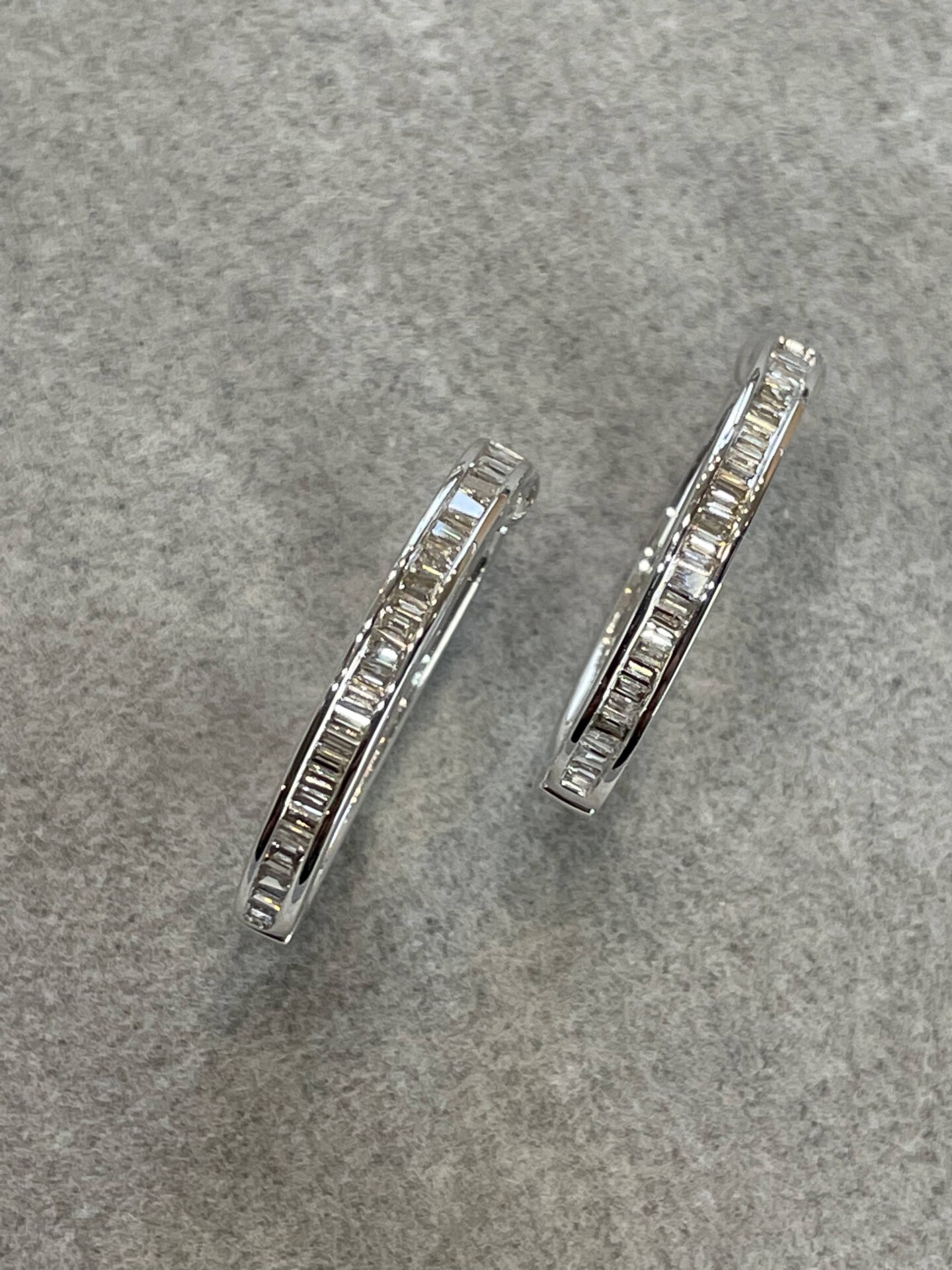 プラチナ製の小さなテーパーダイヤを使ったフープピアス