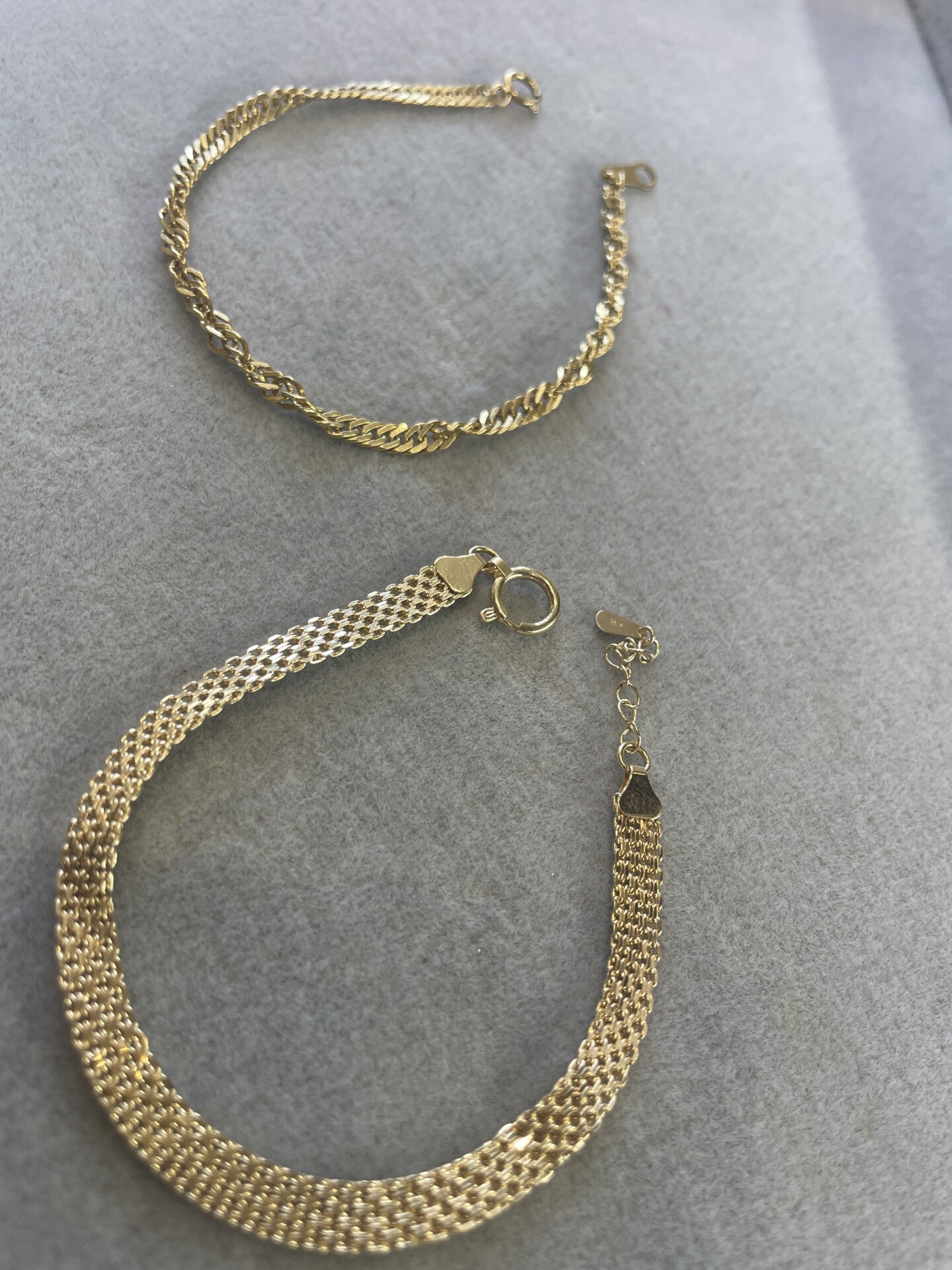 18金の古いデザインのブレスレットなど