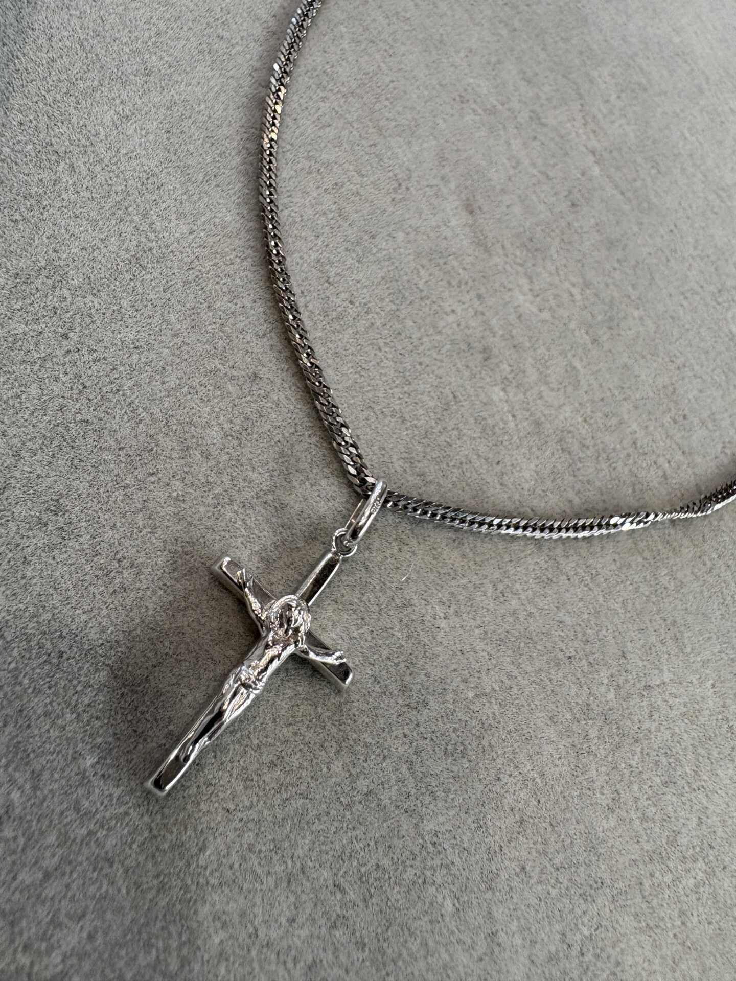 プラチナ900のクロスのトップとプラチナ850の喜平のネックレス