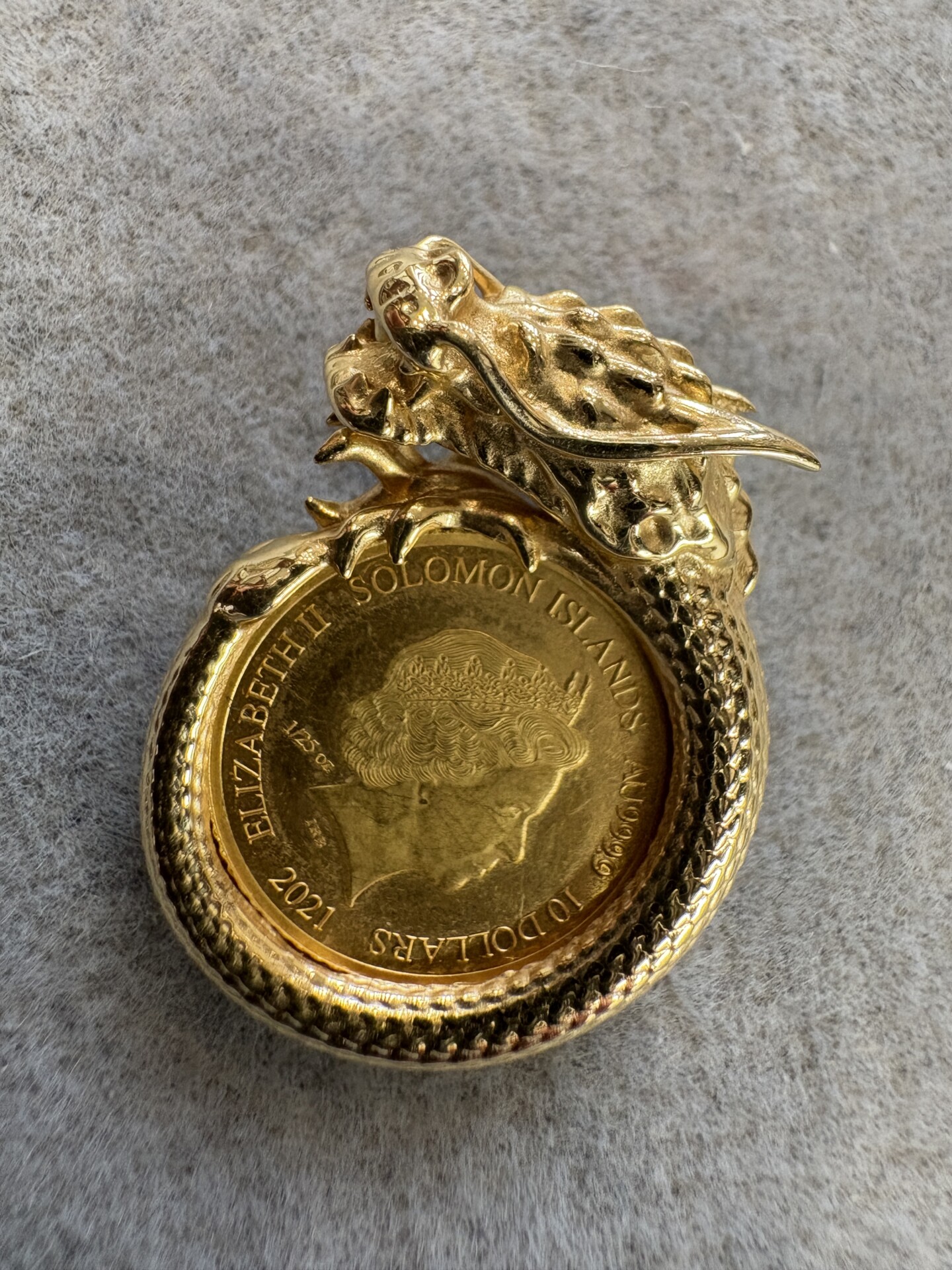 凝った造りの純金コインの18金枠のペンダントトップ