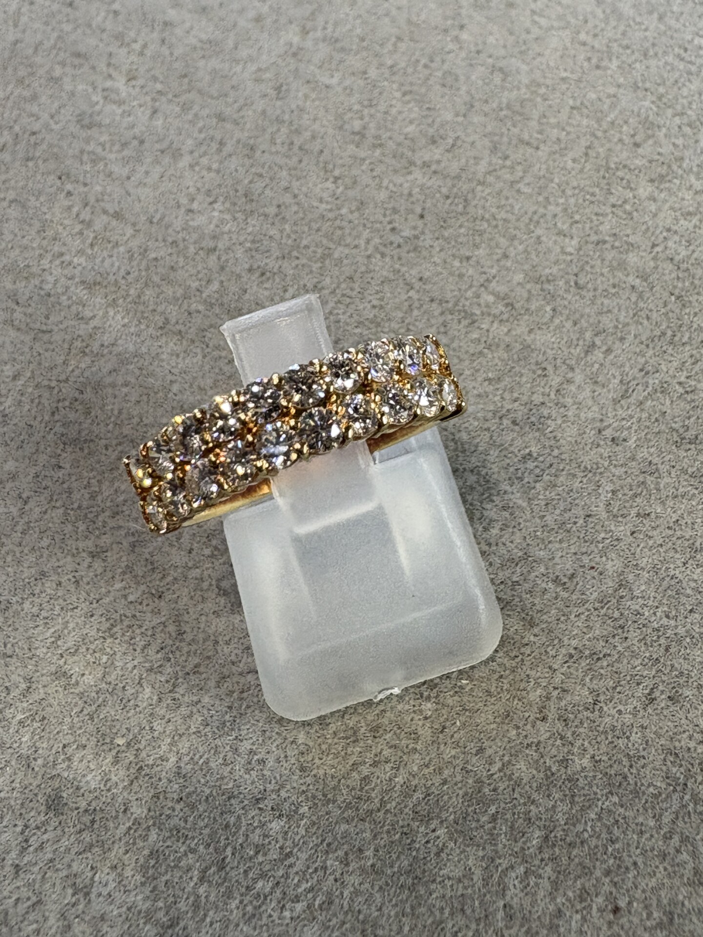 綺麗なダイヤモンドがセッティングされた１８金の指輪