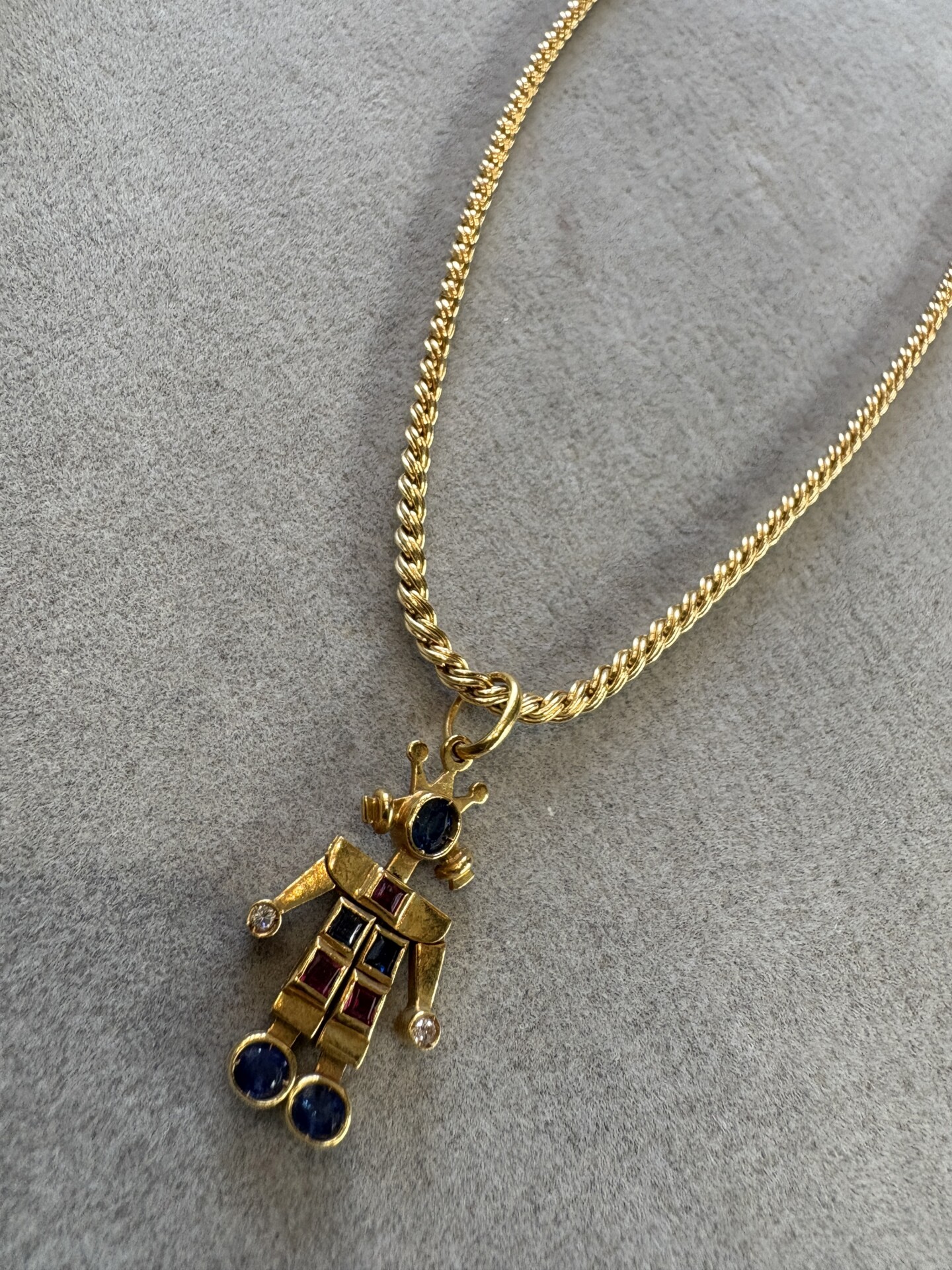 様々な宝石が付いたちょっと特殊なペンダントトップのネックレス