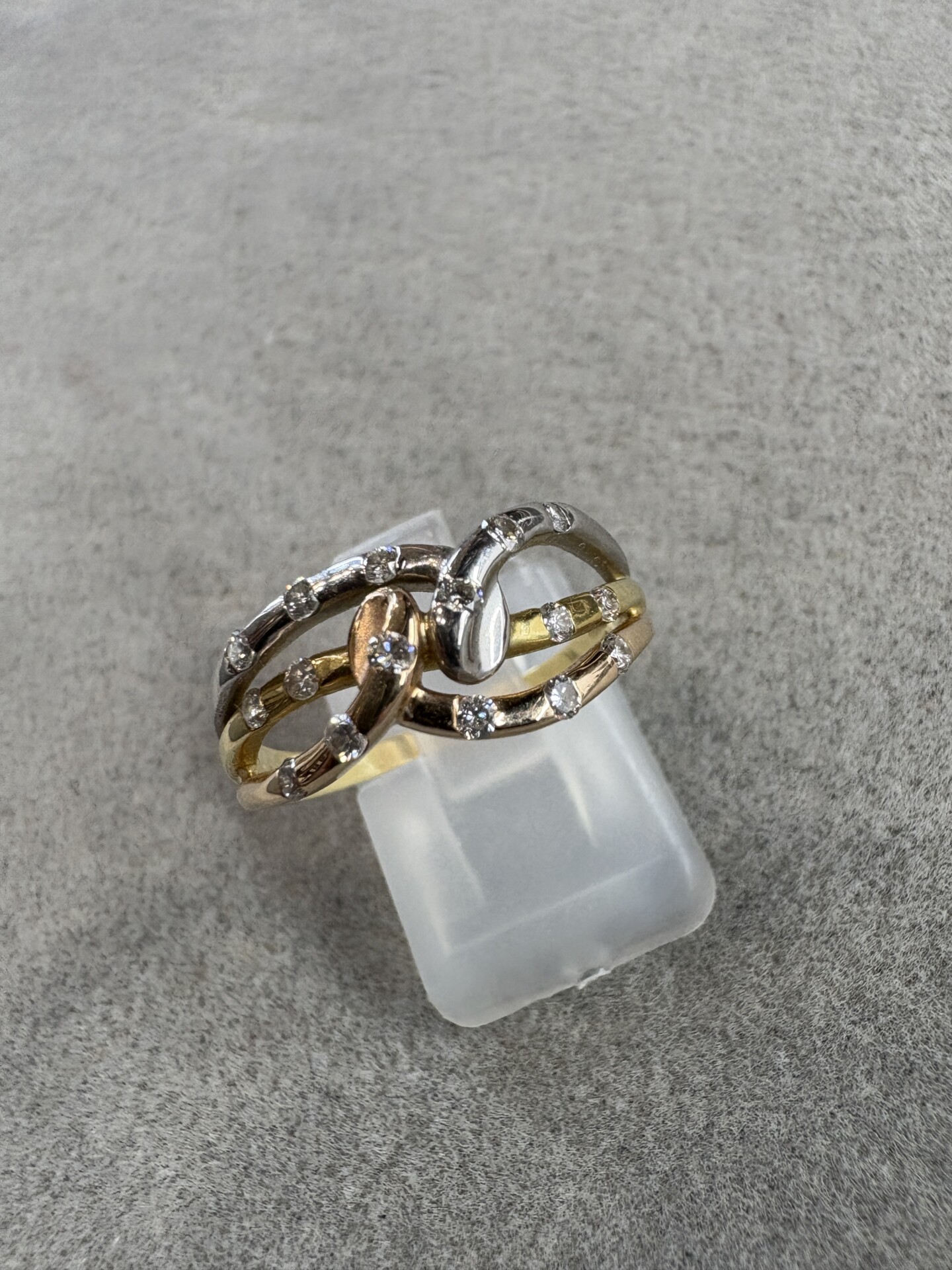 18金とプラチナのコンビネーションのリング