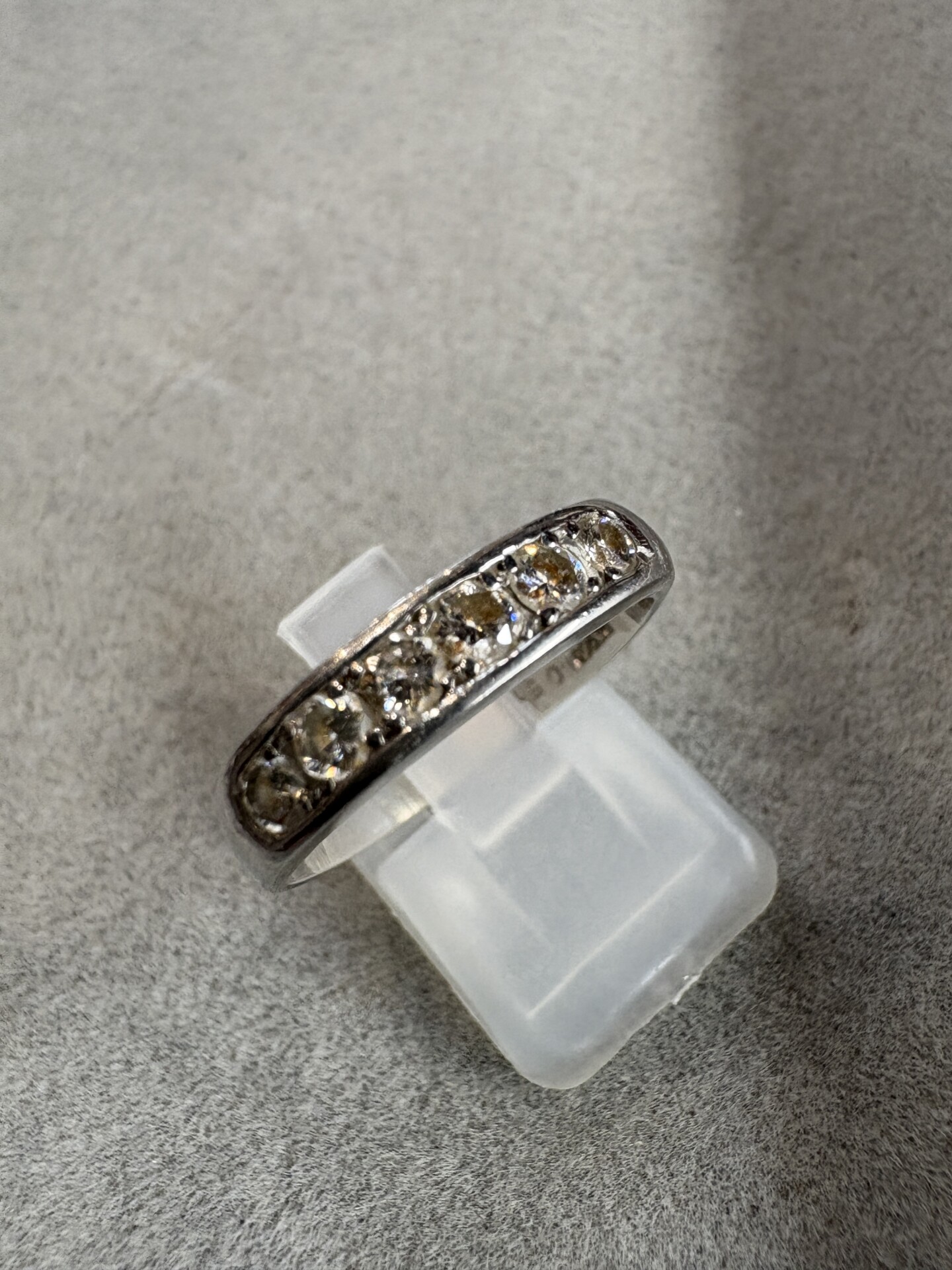 プラチナの古いデザインのダイヤモンドの一文字のリング　