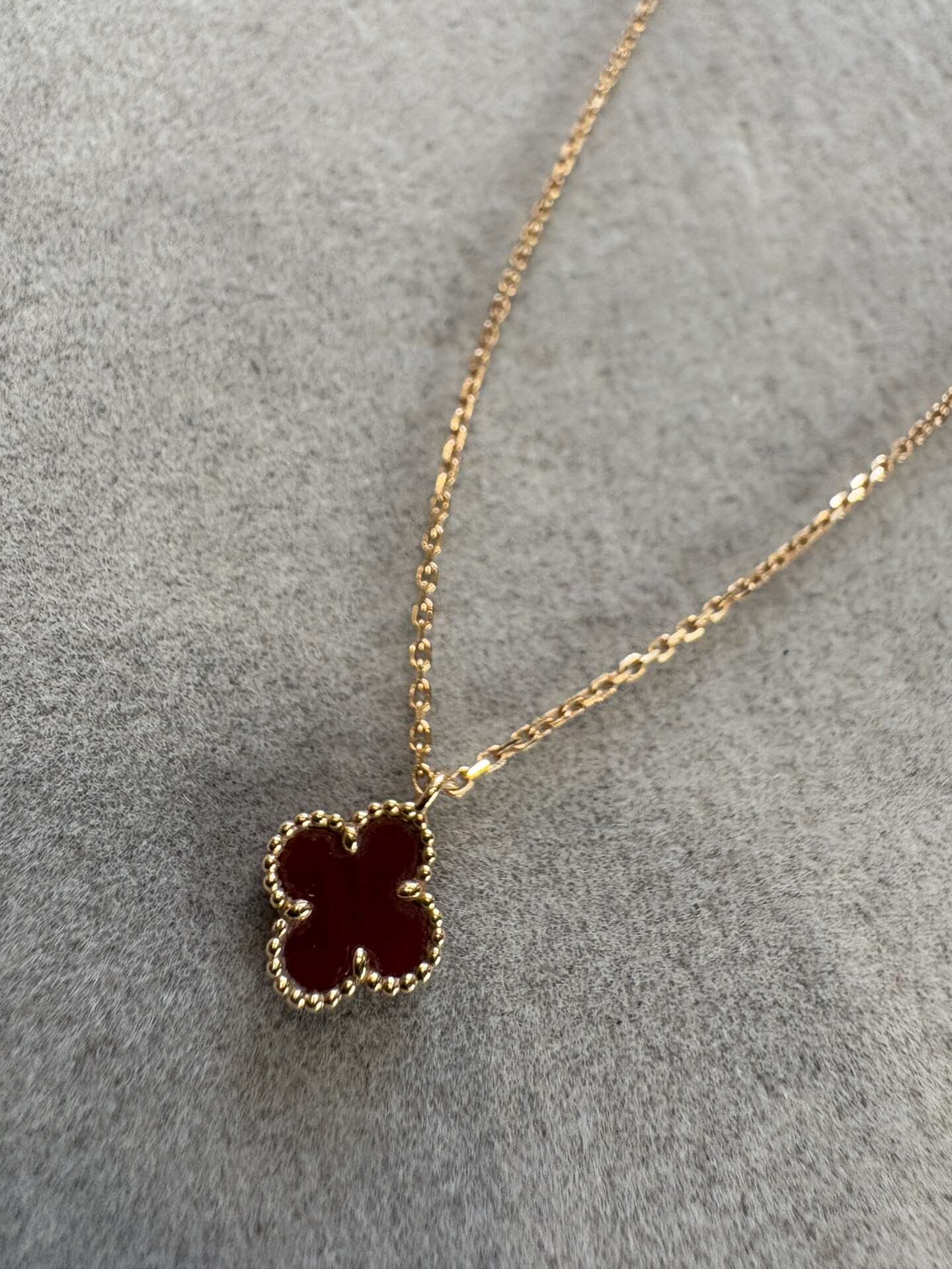 ヴァンクリーフ＆アーペルの「スイートアルハンブラ ネックレス」