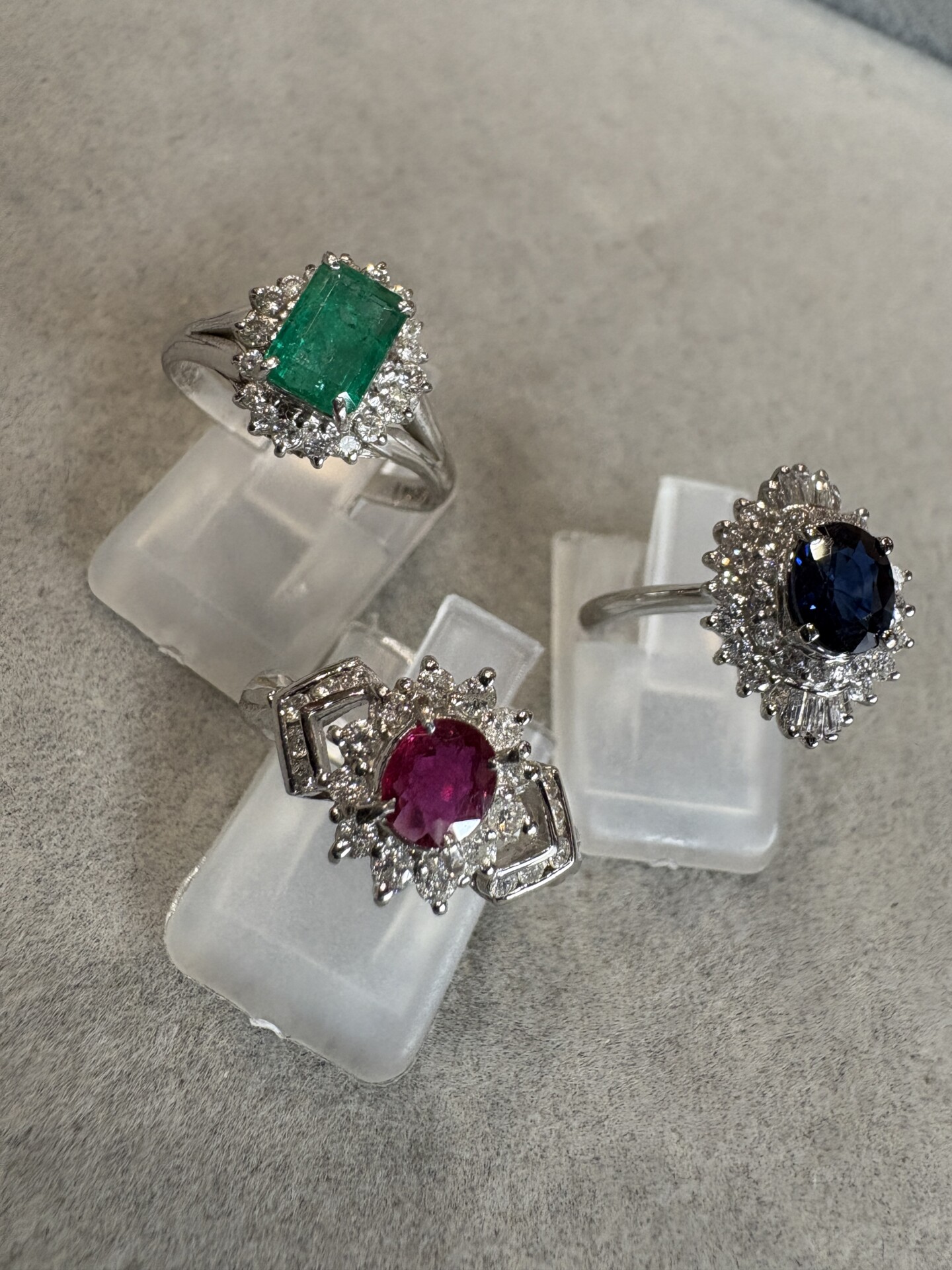 　エメラルド、ルビー。サファイアがメインの1カラット以上の主石となったジュエリー