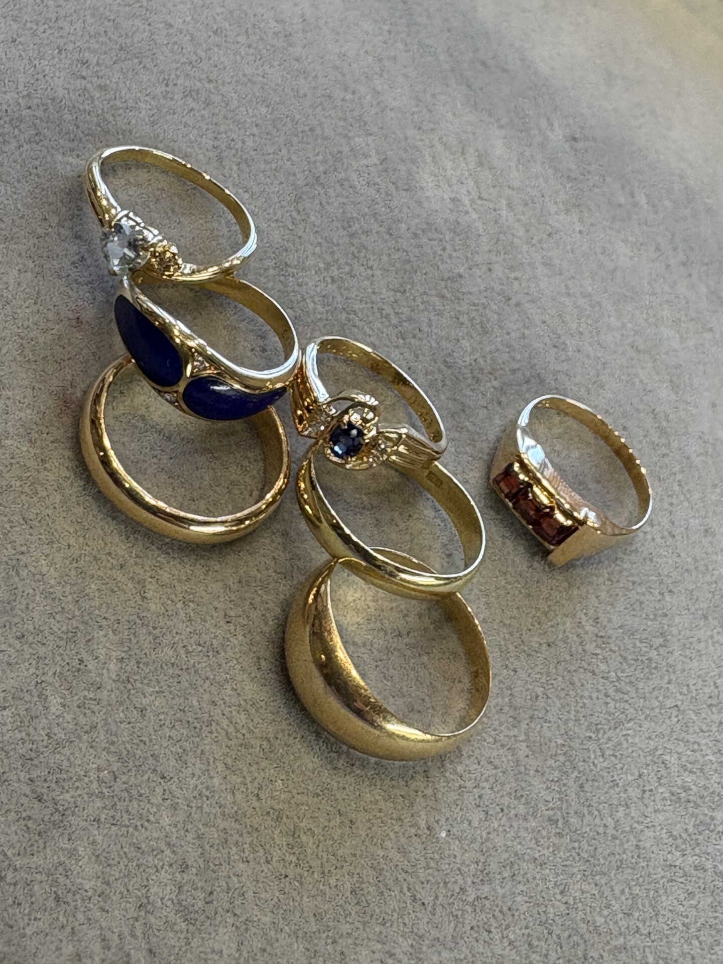 家族が遺した、古い金のジュエリー