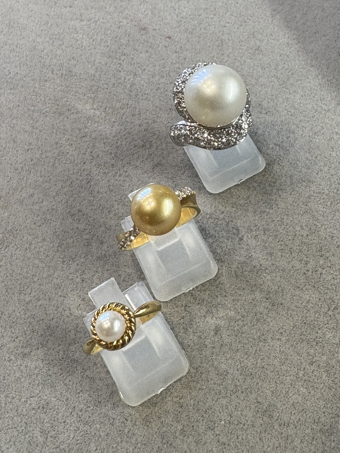 様々なデザインのパールのリング