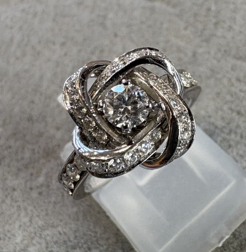 ブシュロン アバ ピヴォワンヌ ダイヤモンドリング