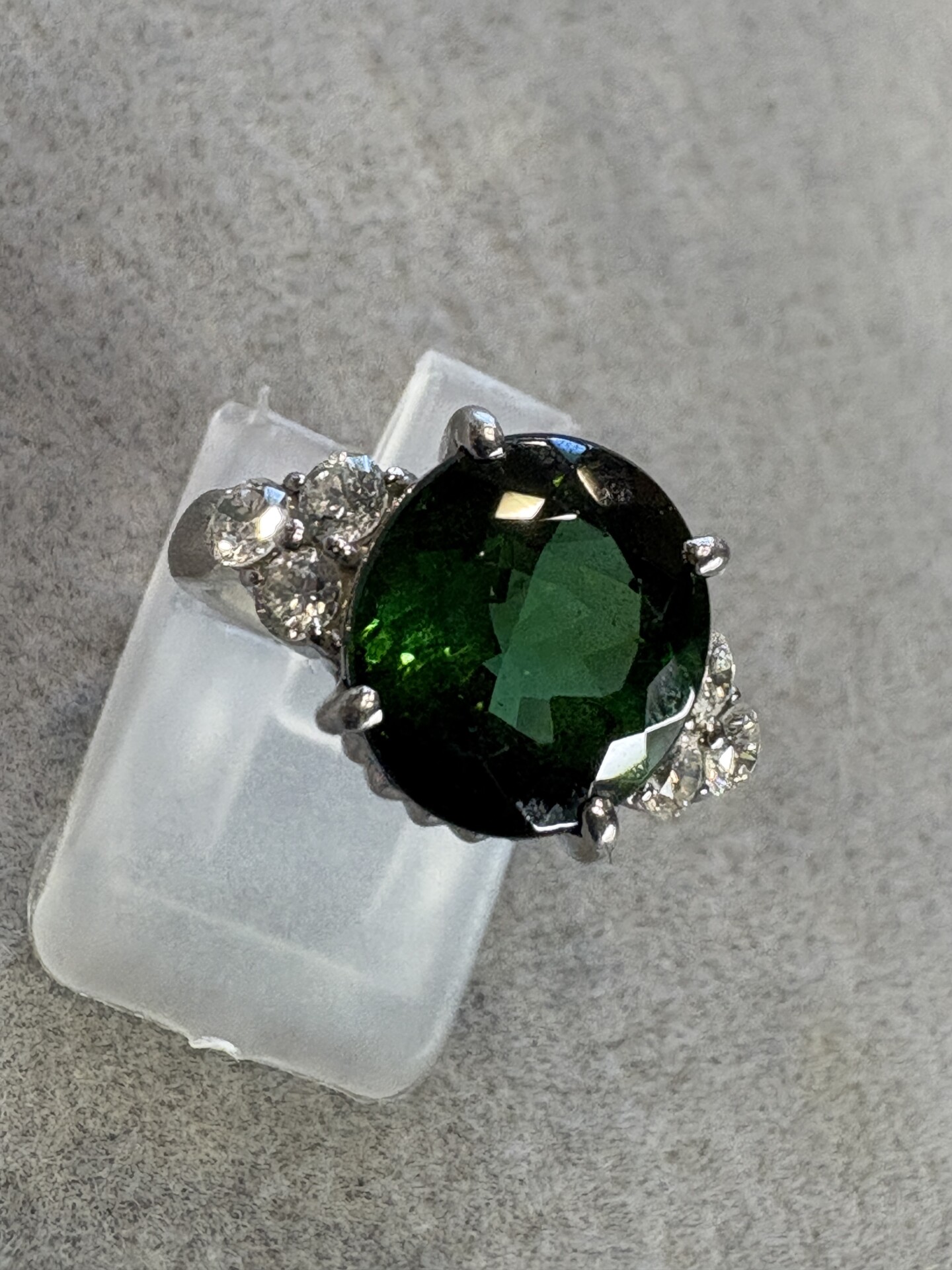 大粒のグリーントルマリンが使われたダイヤモンドリング
