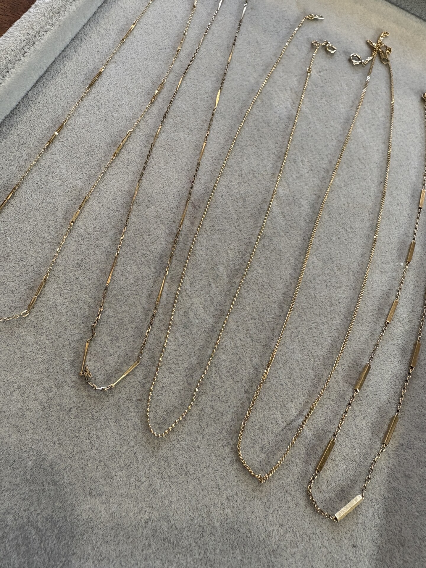 金、プラチナの様々なデザインのネックレス