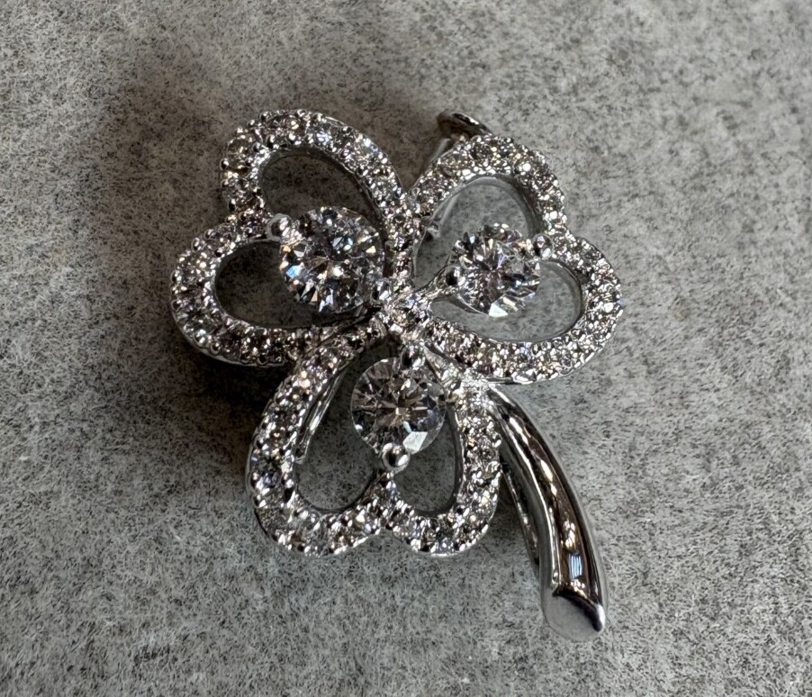 三つ葉のダイヤモンドブローチ