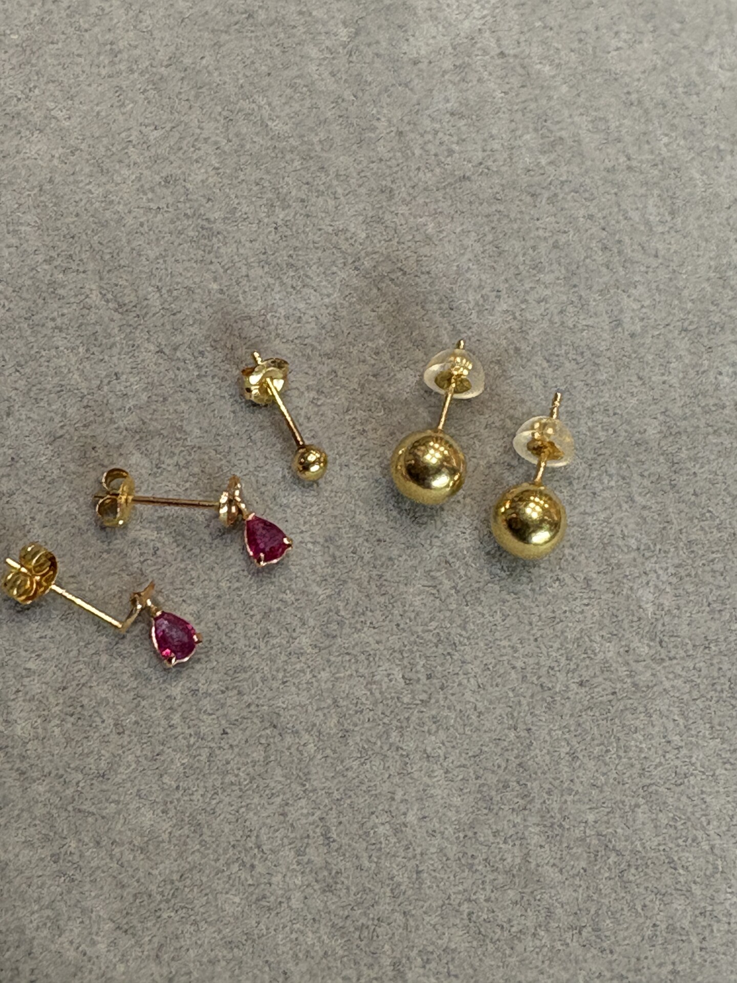 細かい金のピアス