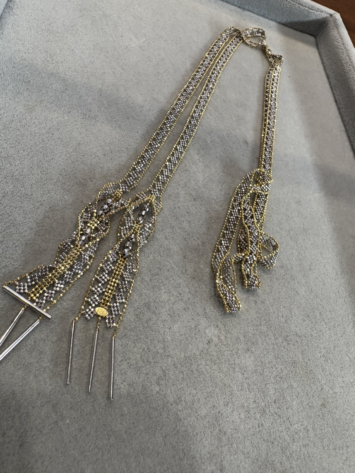 18金のイエローゴールドとホワイトゴールドのボールチェーンを編み込んだラリエットネックレス