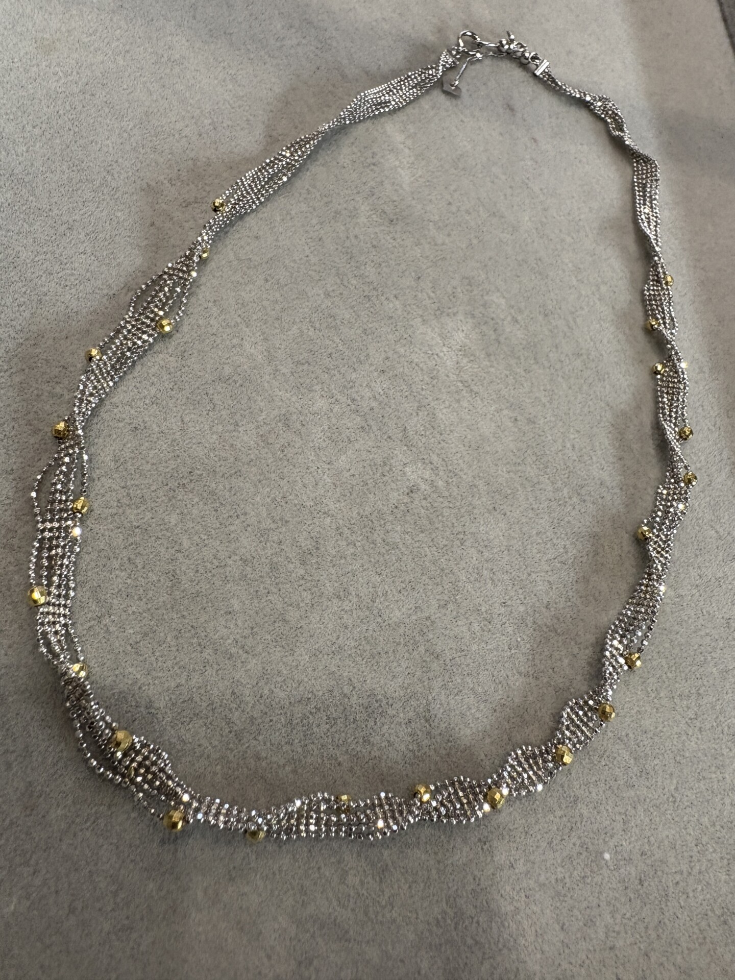 プラチナと金のコンビのネックレスなど