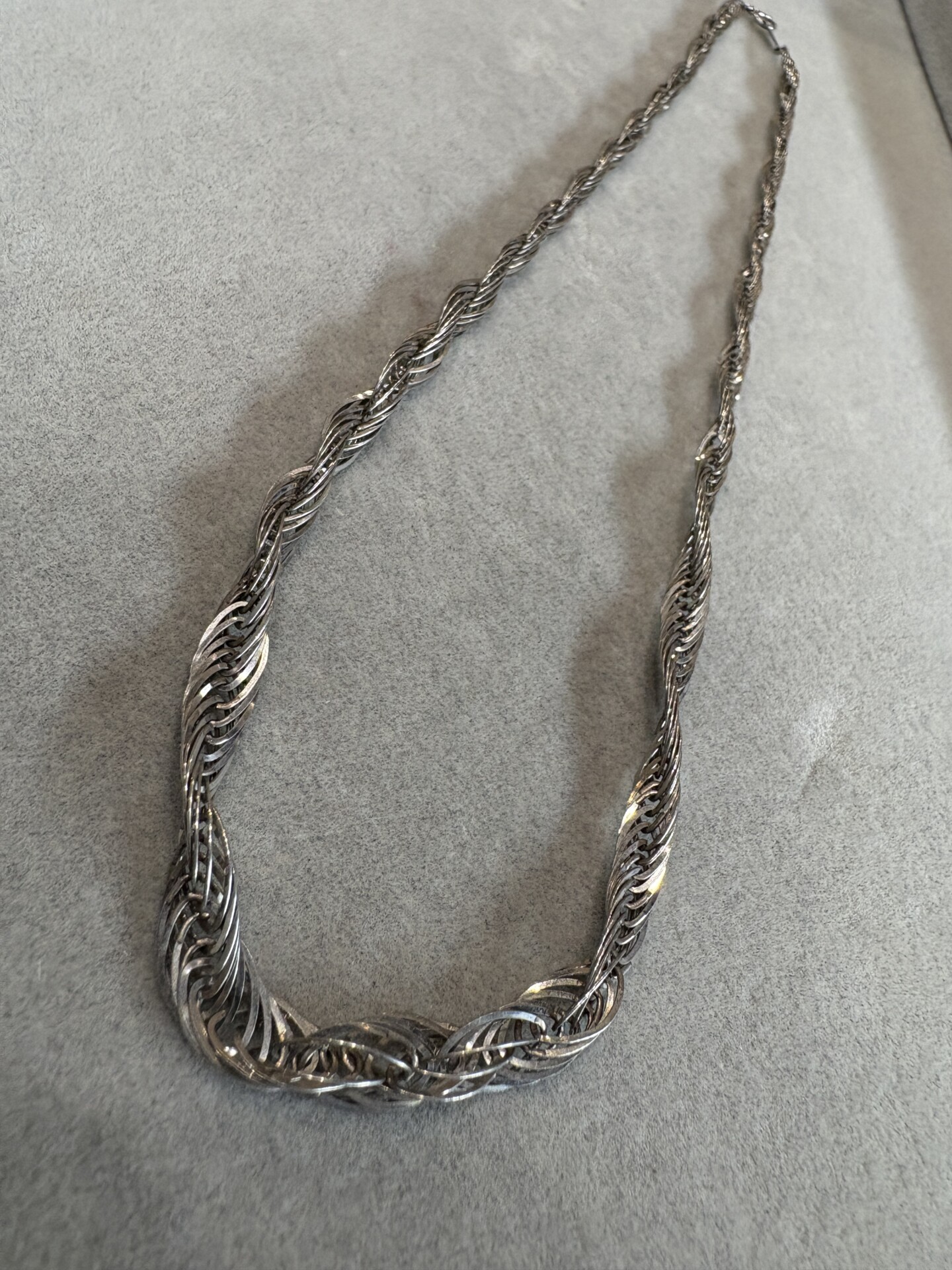 PT850刻印の重量感があるツイストスクリューネックレス