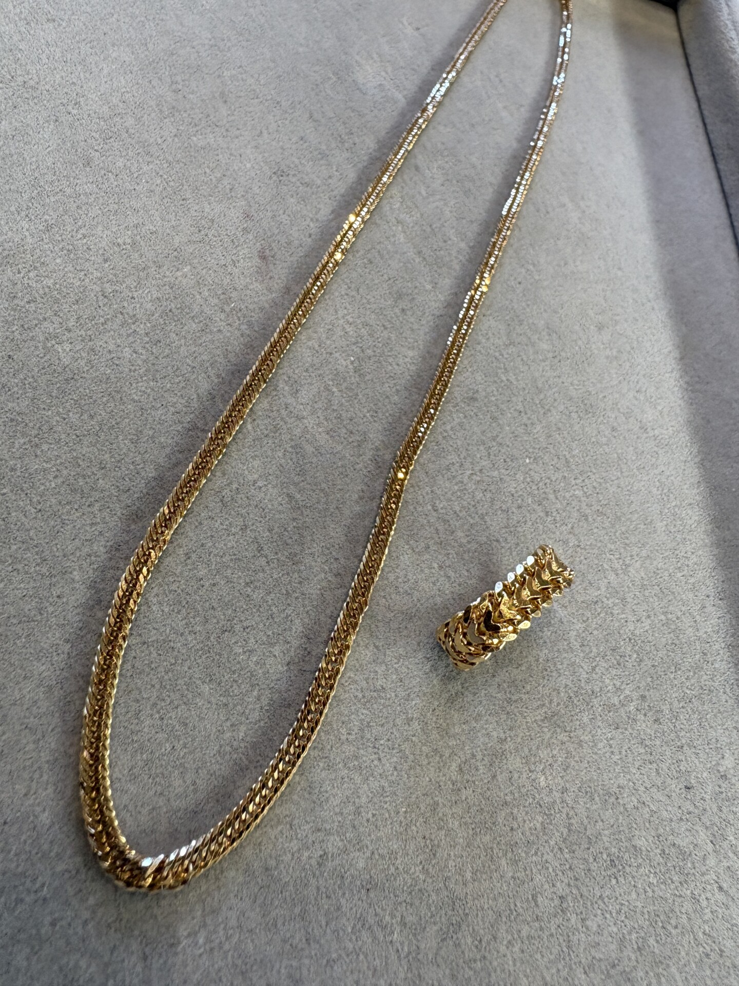 金のネックレスや指輪