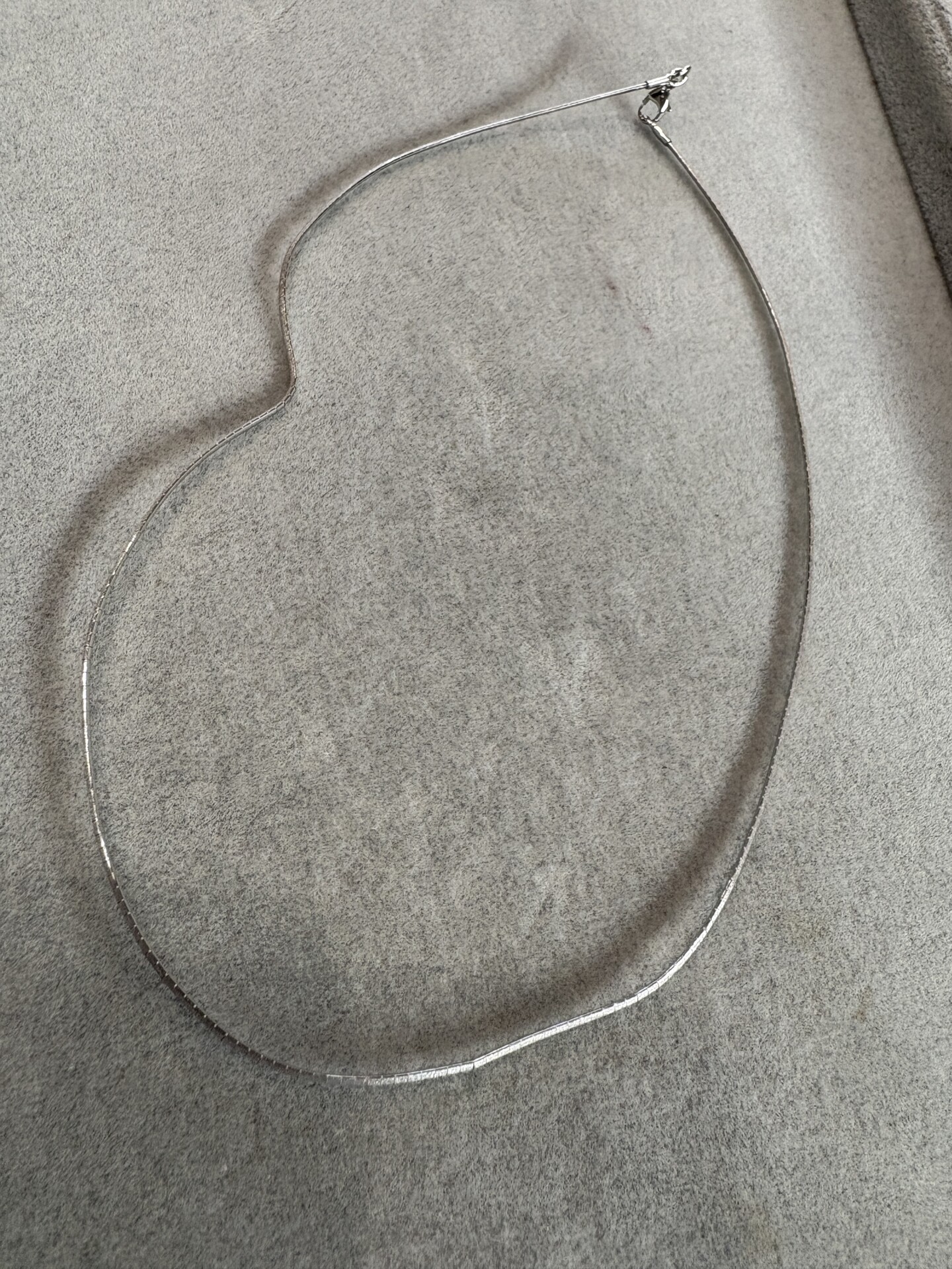 折れて曲がってしまったオメガのネックレス