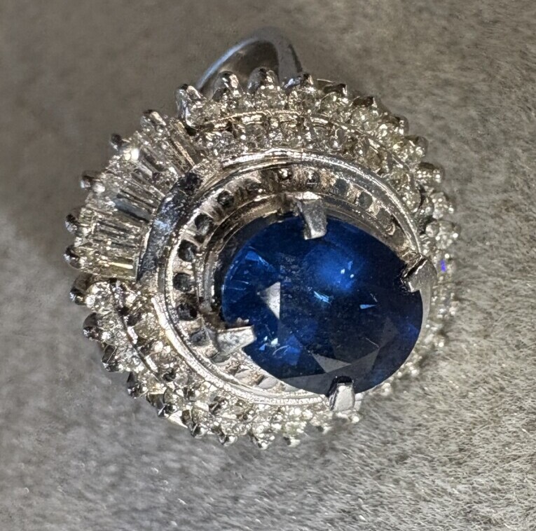 大粒サファイアとダイヤモンドを取巻いたプラチナのリング