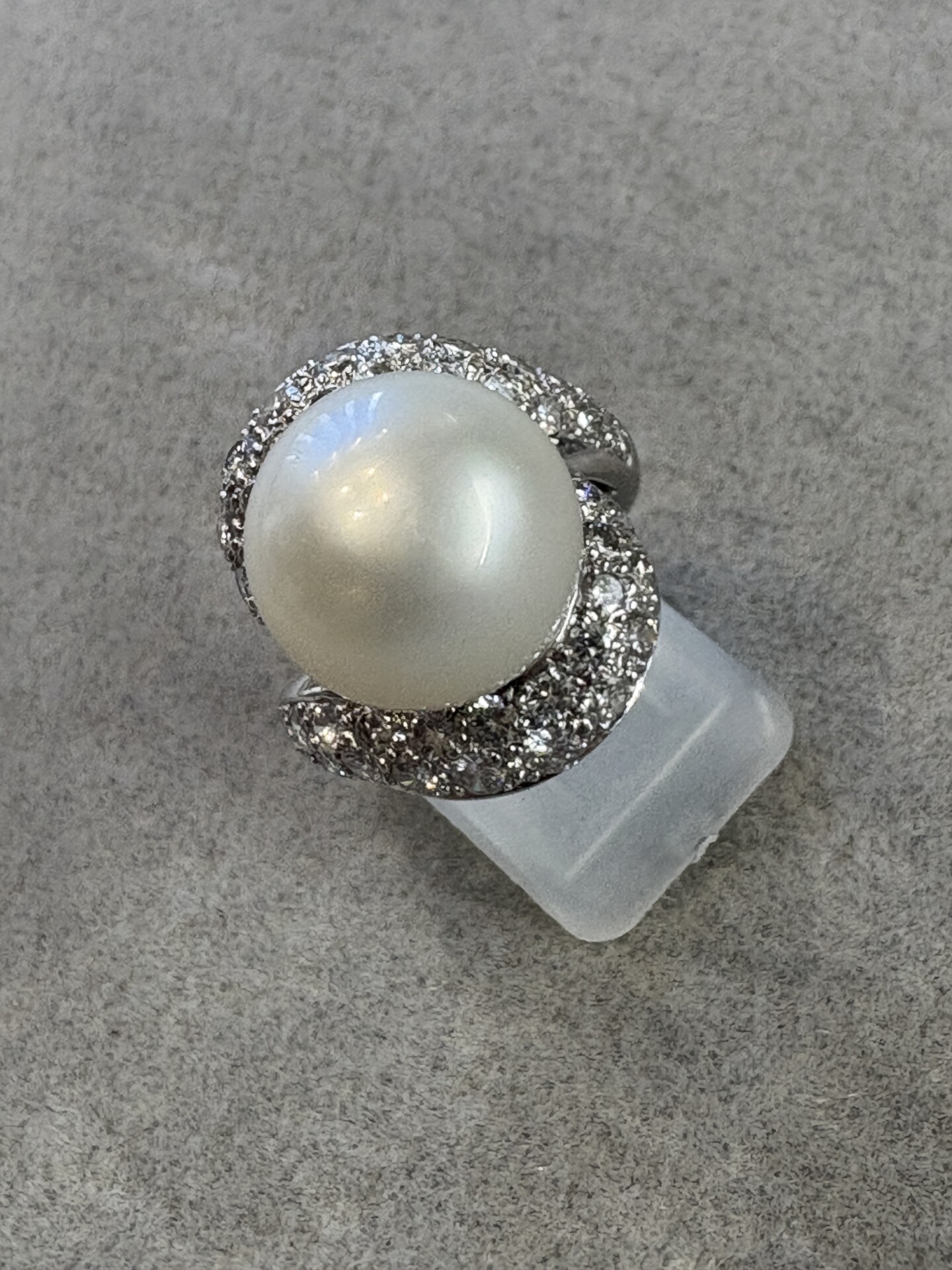 プラチナの大玉の白蝶パールとダイヤモンドの指輪