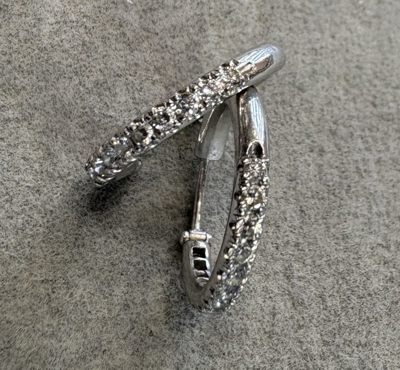 再販アイテムとして出てくることが少ないピアスのカテゴリーで定番のフープにダイヤモンドをセッティングしたピアスは人気なアイテム