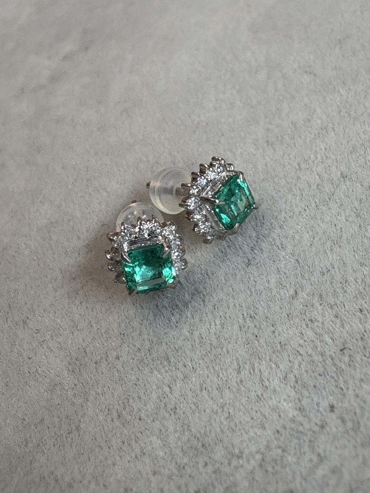 エメラルドのピアス。ピアスは左右対称にするため同じ品質の宝石が2個必要になるので、評価が高くなりやすい。