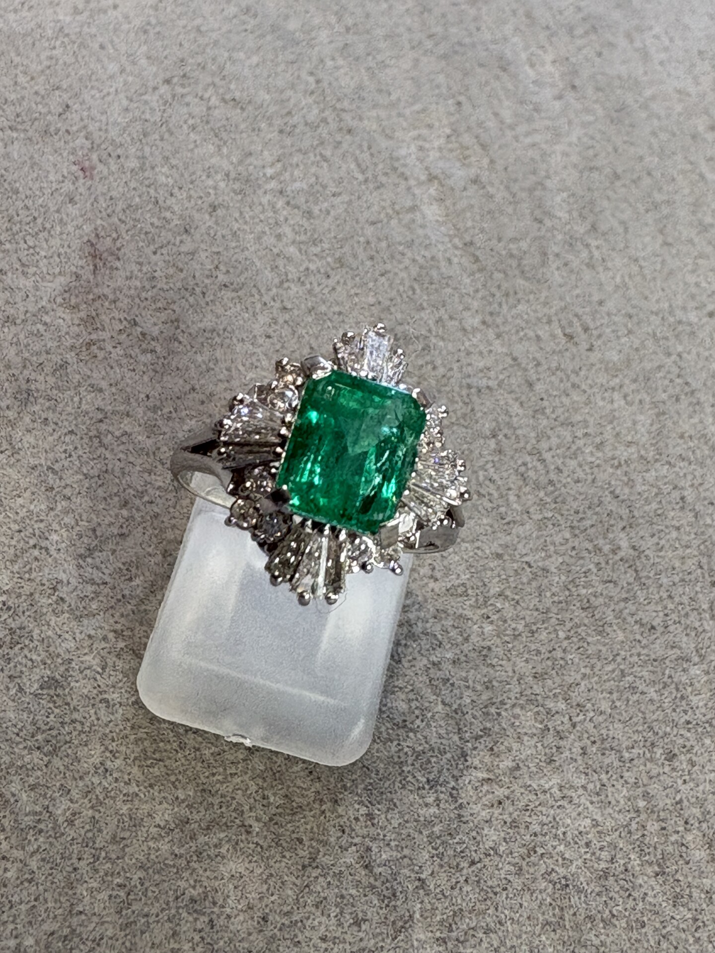 2カラットのエメラルドリング