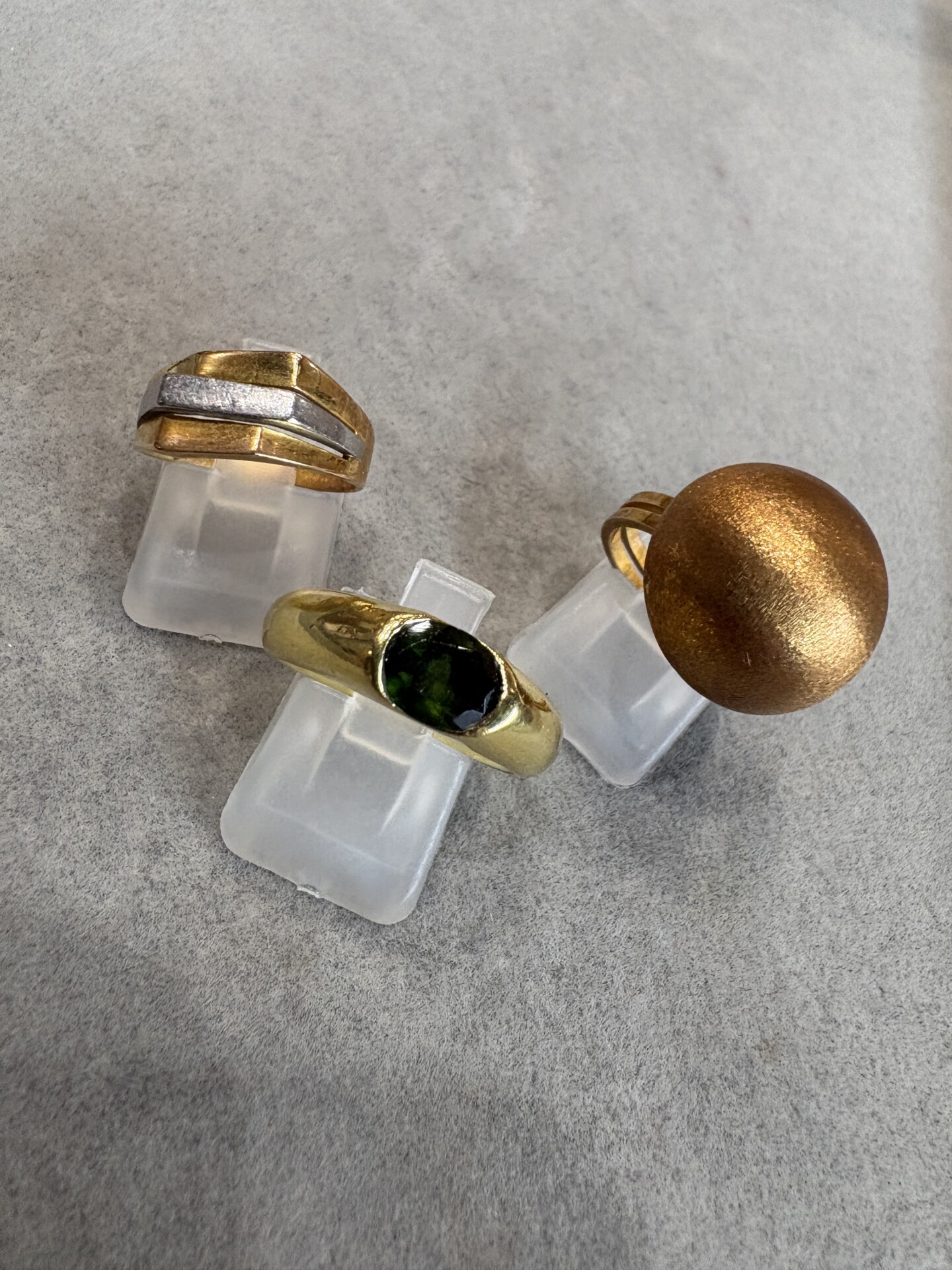 一粒の宝石が付いた指輪などさまざまな指輪