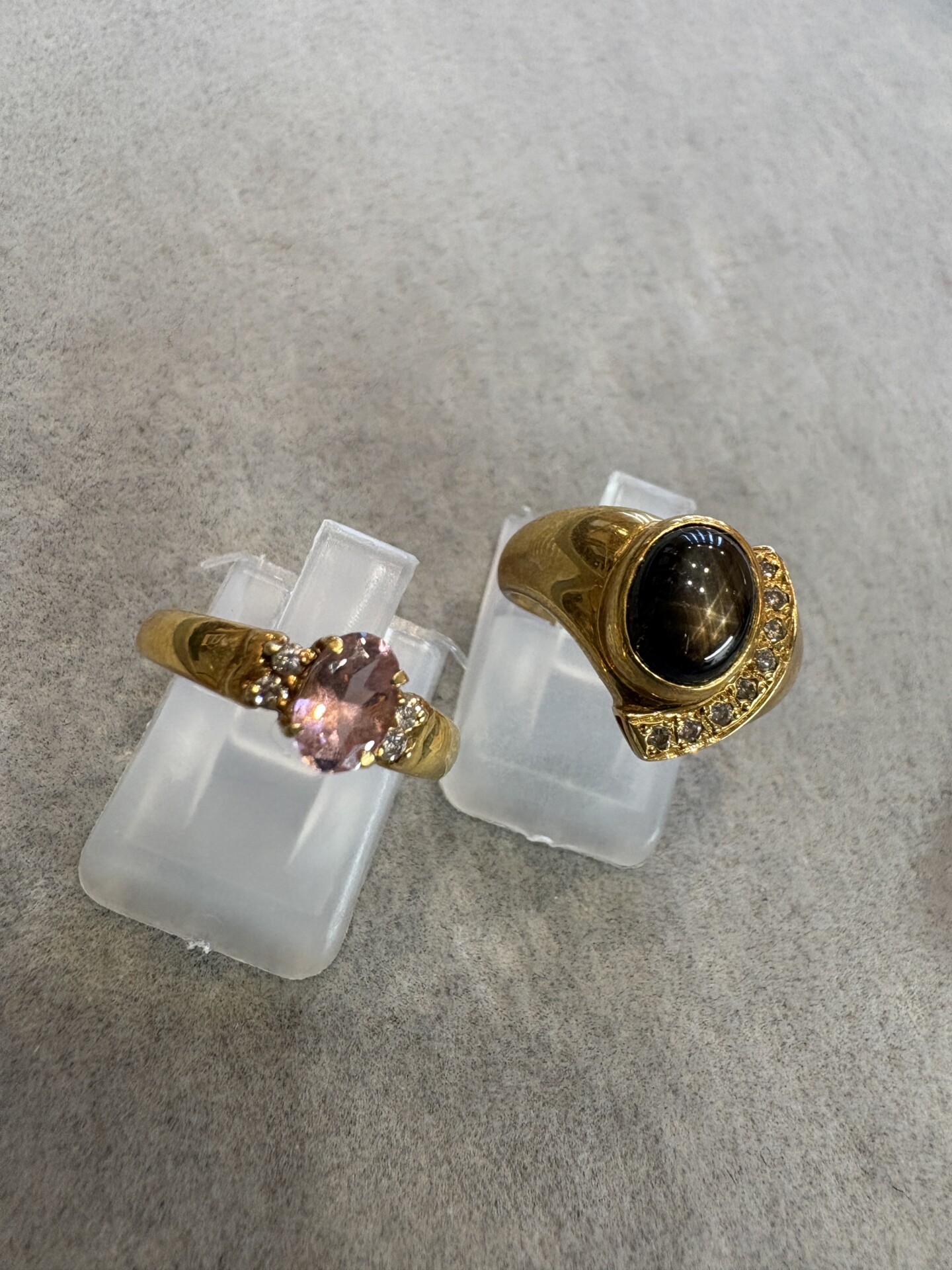 小さな宝石や黒い宝石がついた18金の指輪