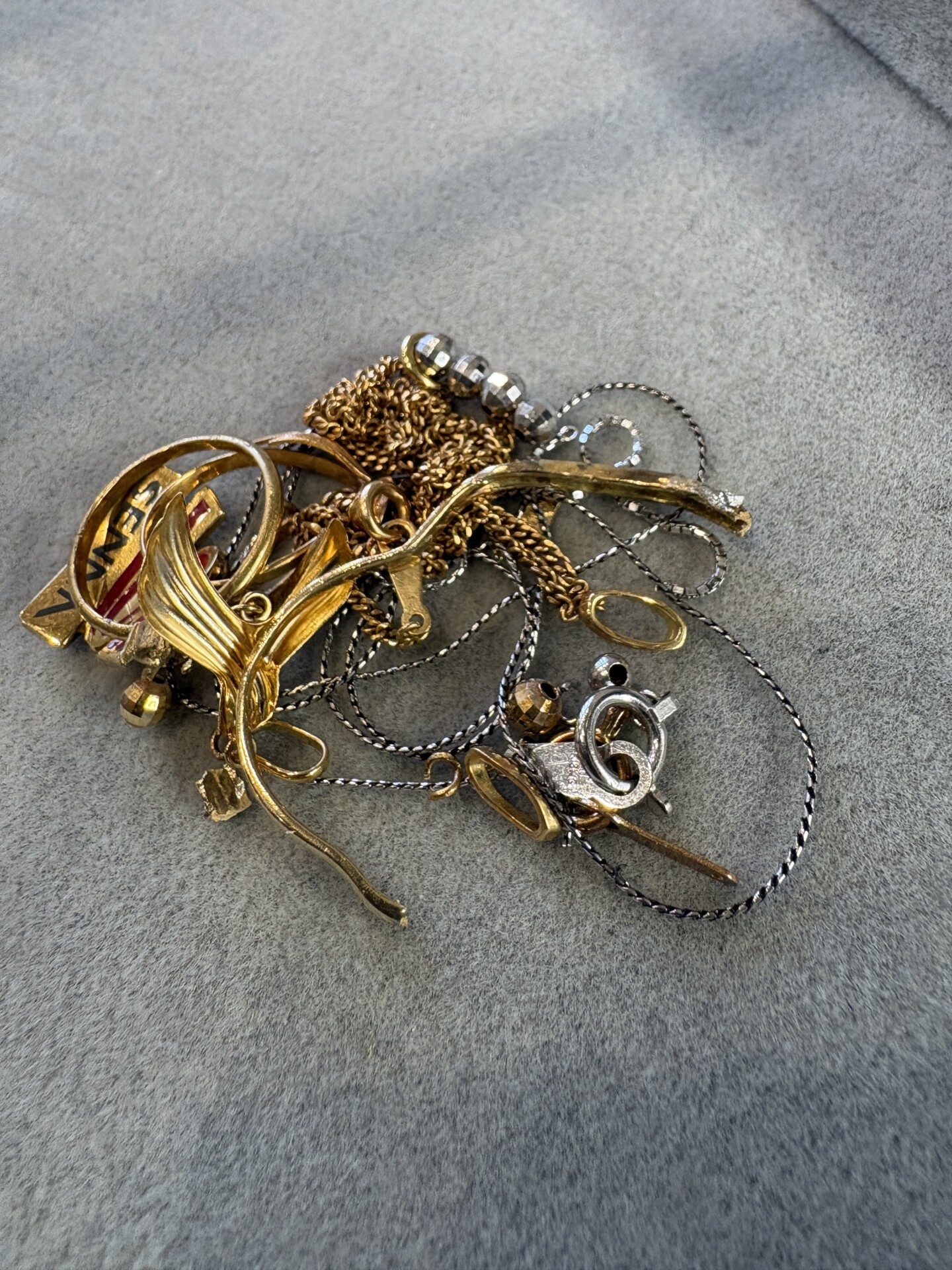 様々な貴金属でできたネックレスやパーツなど