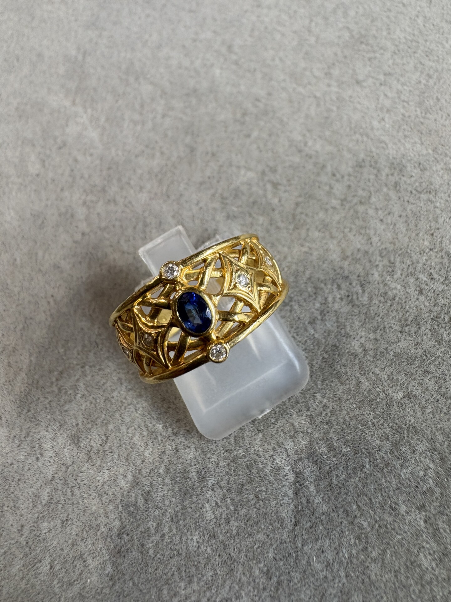 小さなサファイアとダイヤモンドのリング。地金の評価が高くなることが多い