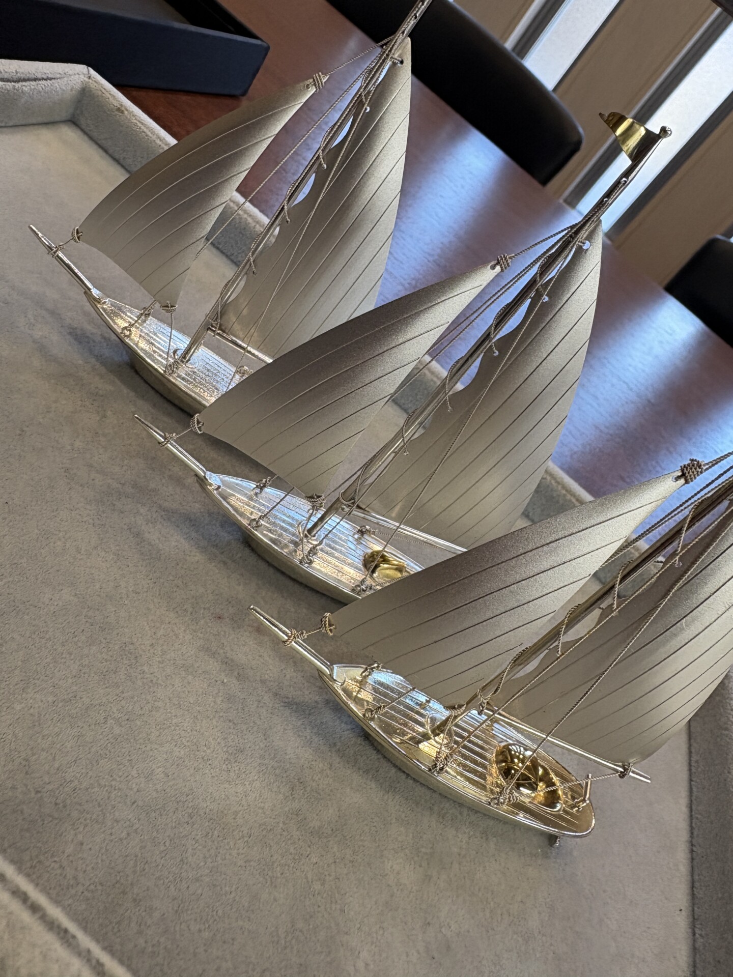銀製の帆船の置物。意外なものに銀が使われていることも