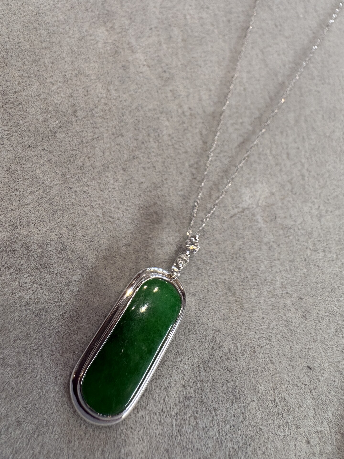 有色含浸のヒスイのネックレス。ヒスイは高度な検査が必要なため、ある程度の大きさやきれいなものは鑑別期間で検査を受けることをお勧めします。