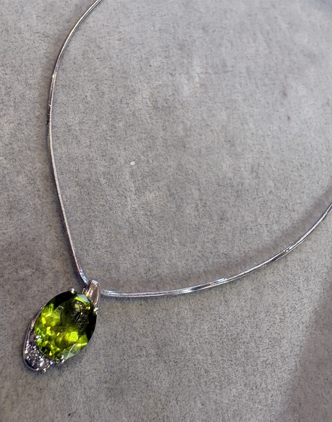 大粒のペリドットを使ったプラチナネックレス