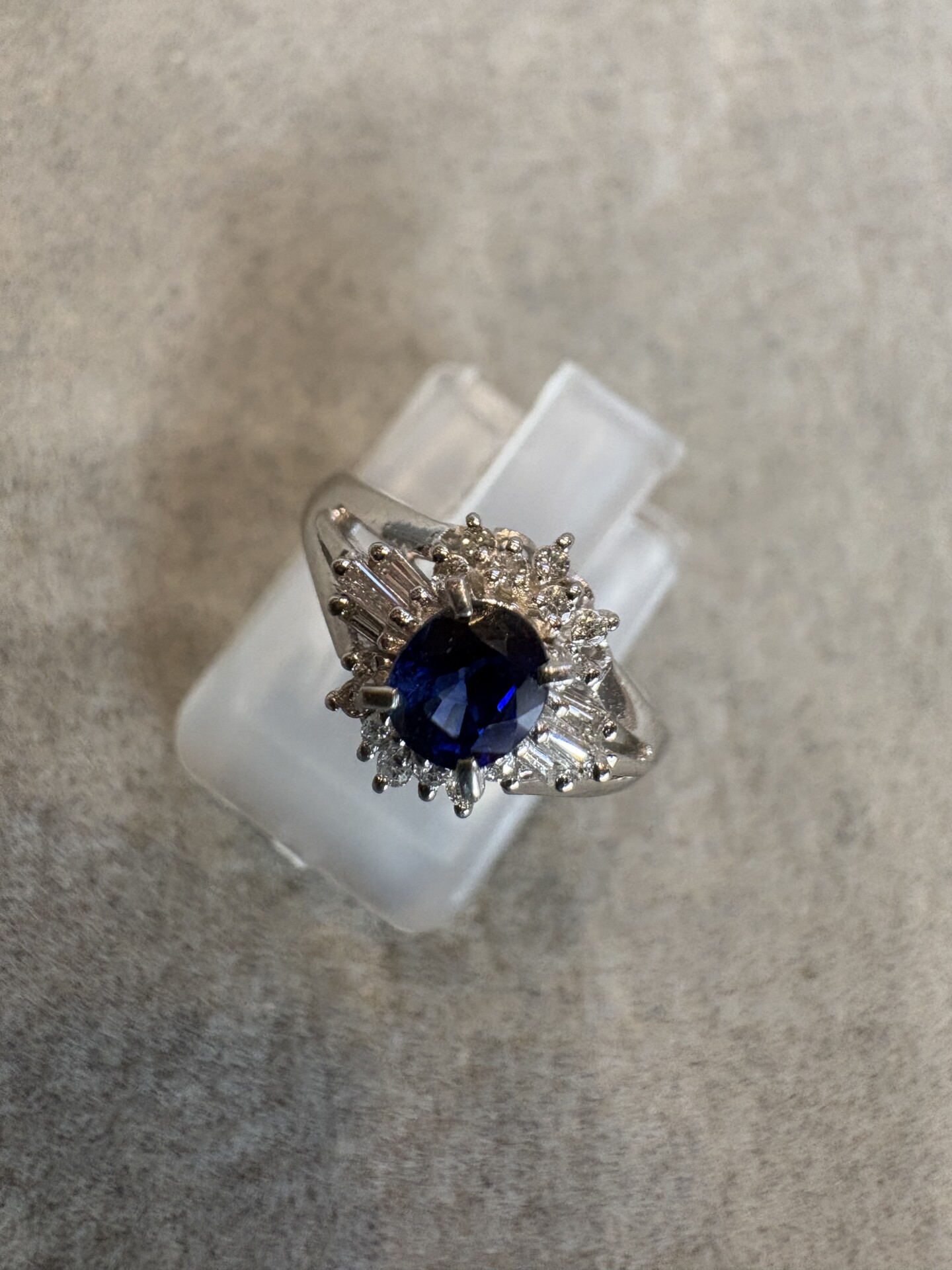2キャラット以上のサファイアがついた古いサファイアとダイヤモンドの取り巻きのリング