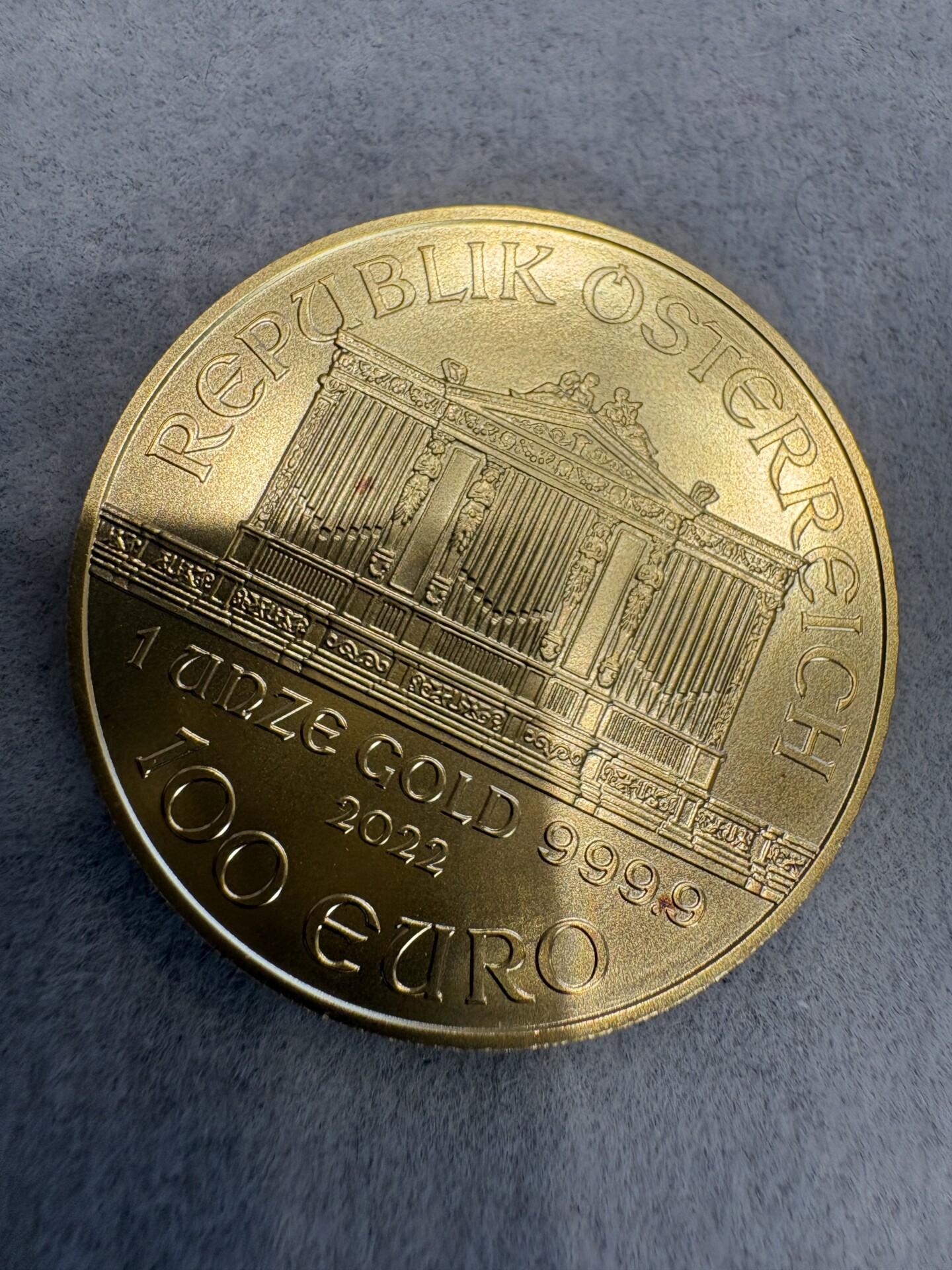 金の基準価格となりやすい999.9の純金の金貨など